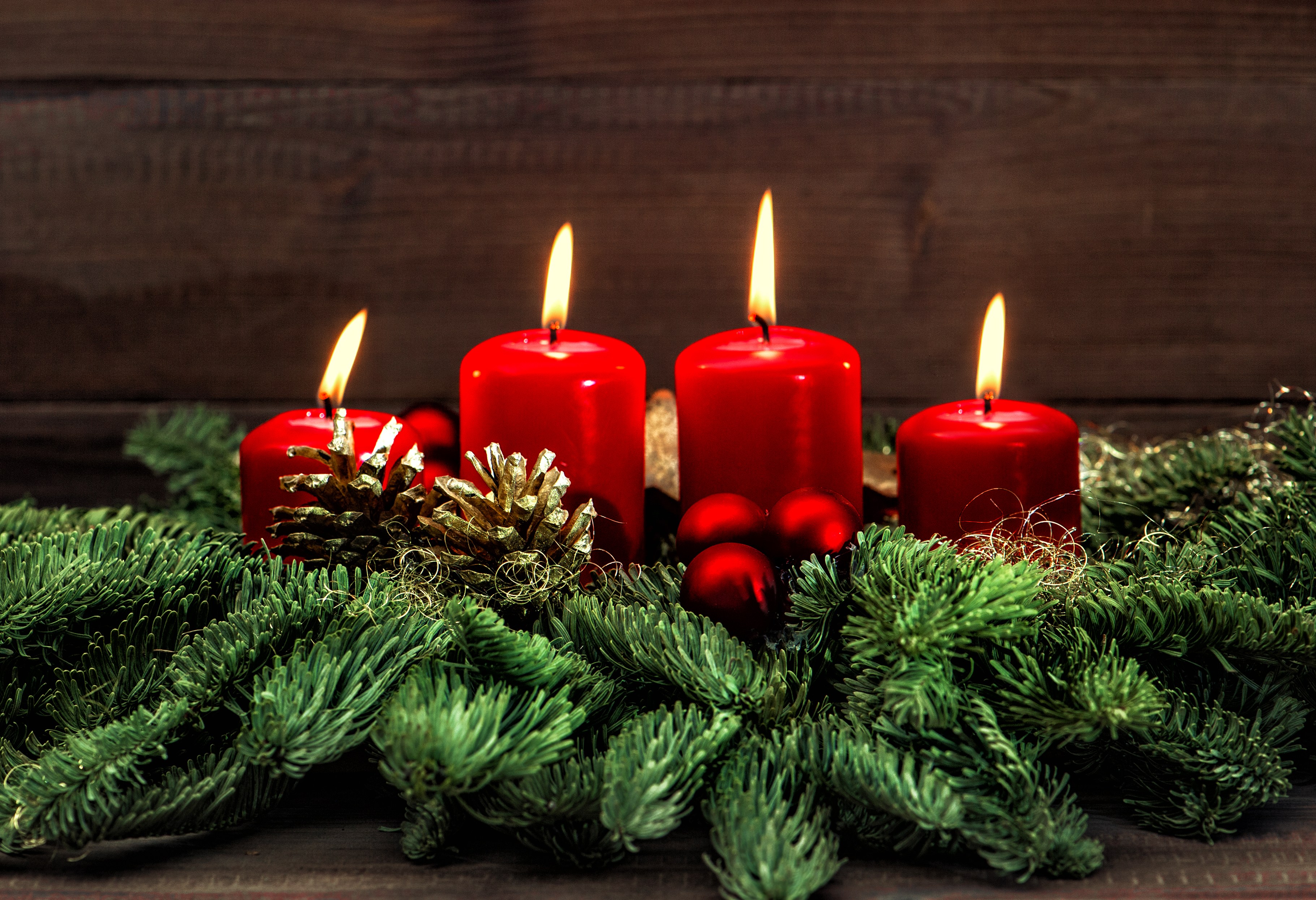 Handy-Wallpaper Feiertage, Dekoration, Weihnachten, Kerze, Tannenzapfen kostenlos herunterladen.