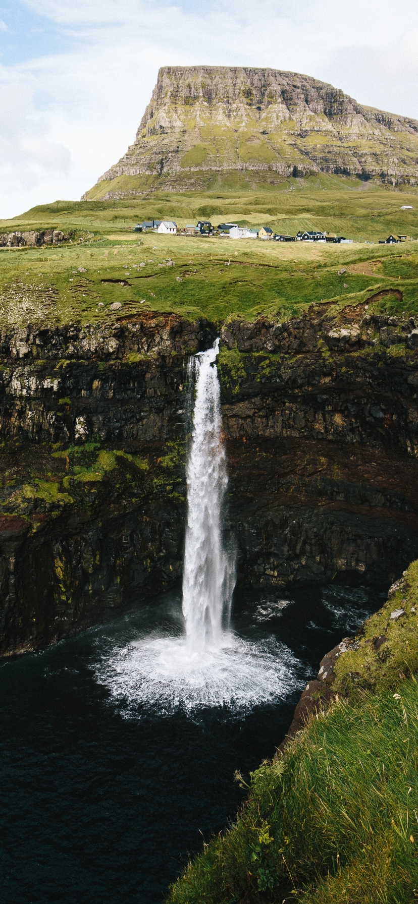 1367174 скачать обои сделано человеком, гасадалур, водопад, фарерские острова, побережье, утес, утёс - заставки и картинки бесплатно