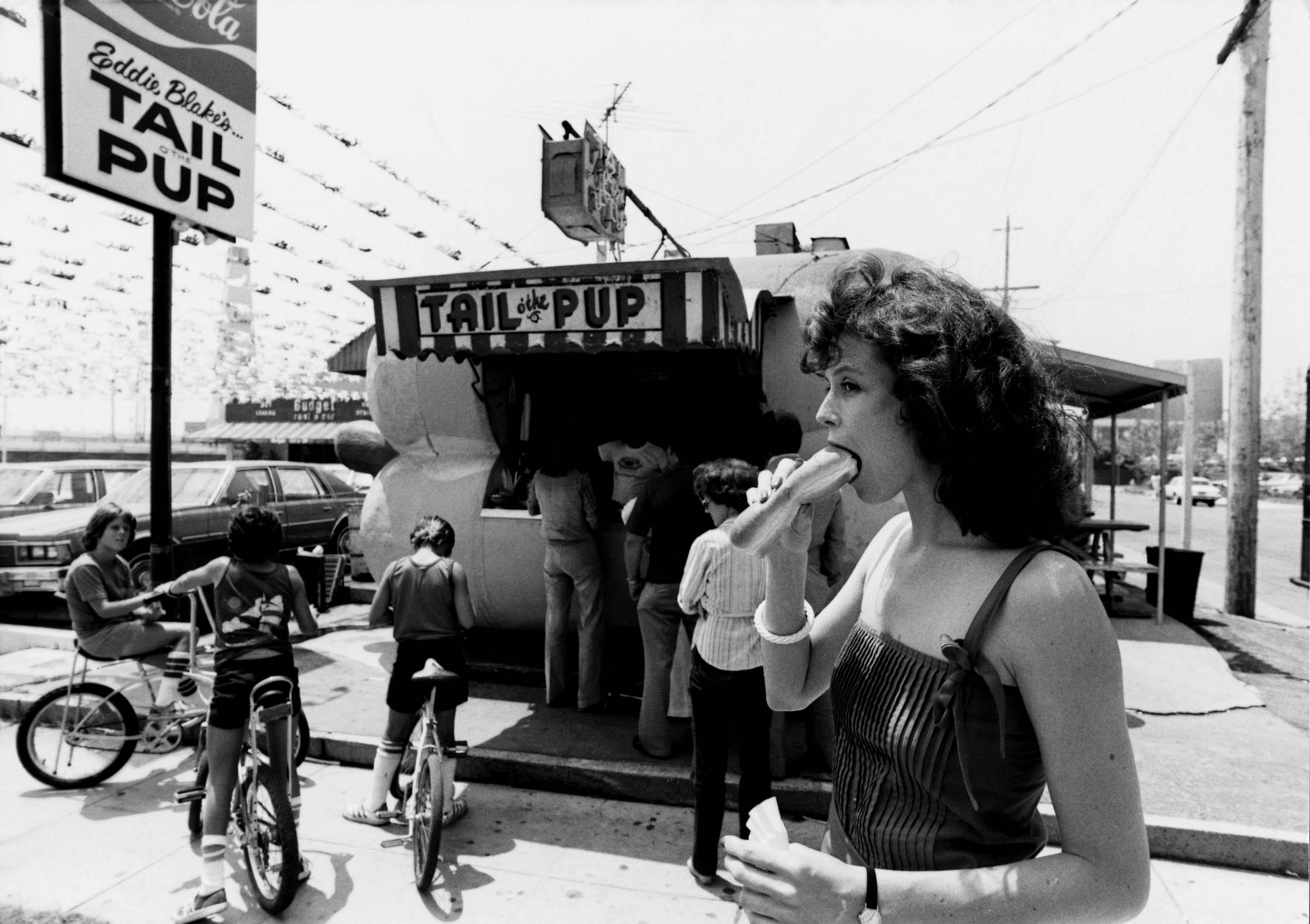 Download mobile wallpaper Vintage, Celebrity, Actress, Sigourney Weaver, Hot Dog for free.