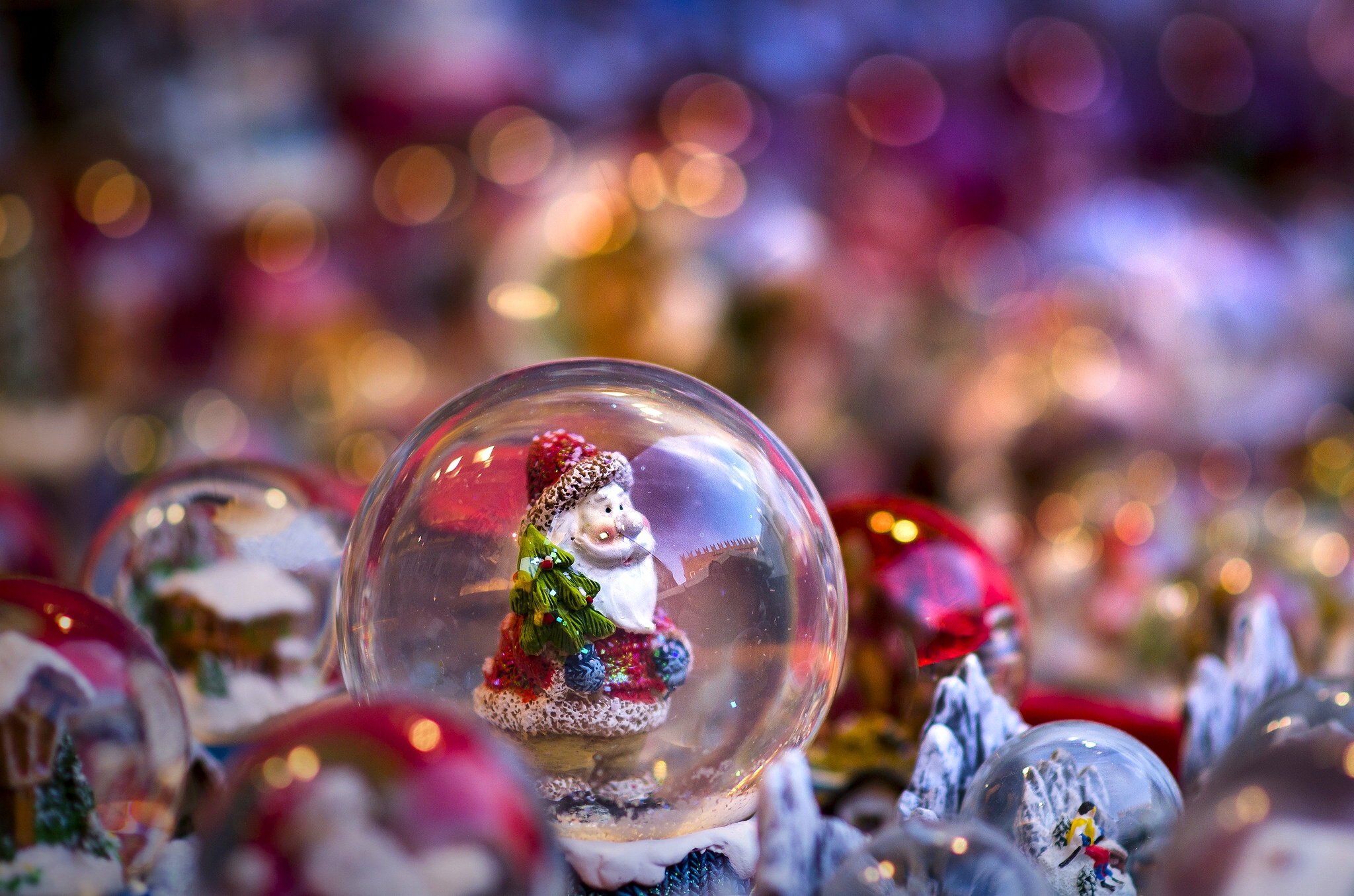 802366 завантажити картинку свято, різдво, боке, санта, снігова куля - шпалери і заставки безкоштовно