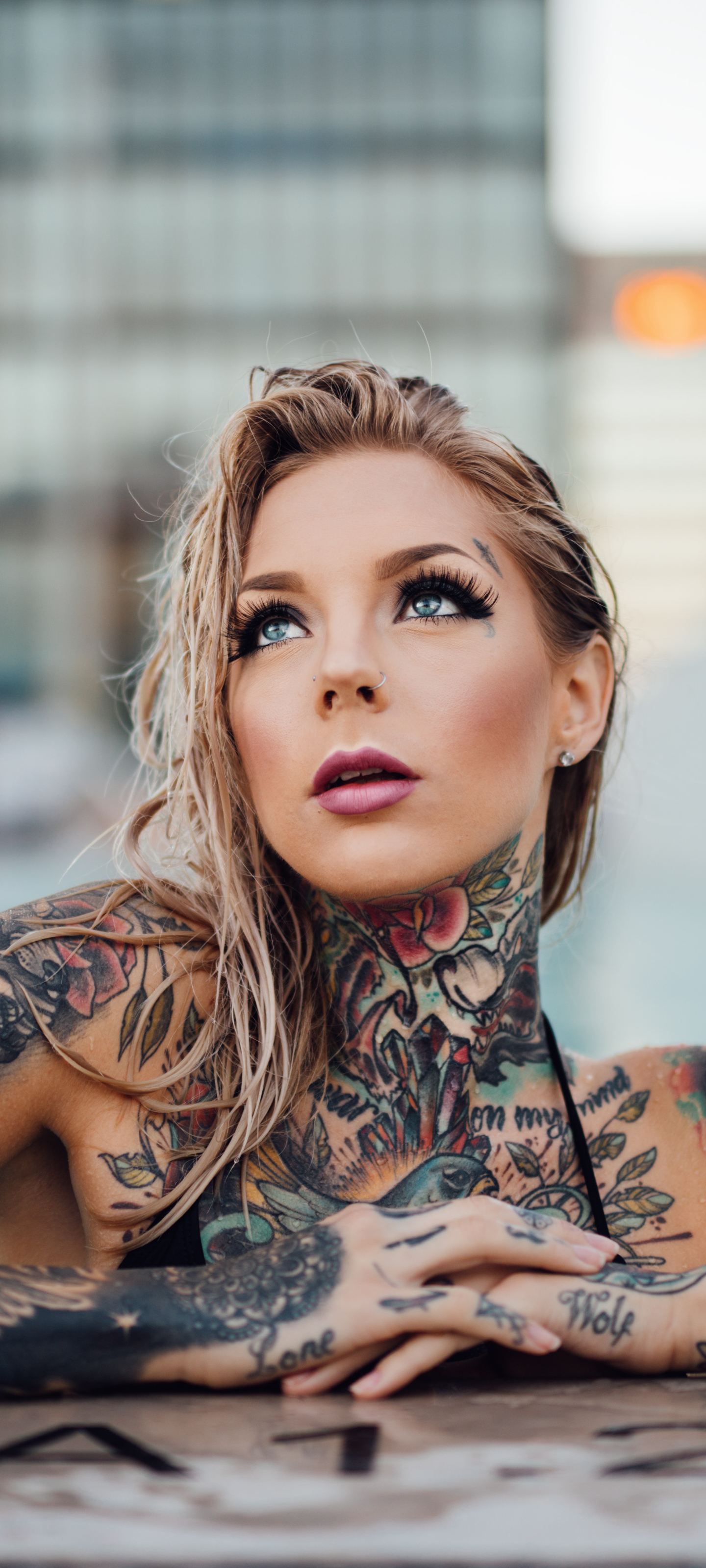 Baixar papel de parede para celular de Tatuagem, Loiro, Olhos Azuis, Modelo, Mulheres, Cabelo Loiro gratuito.