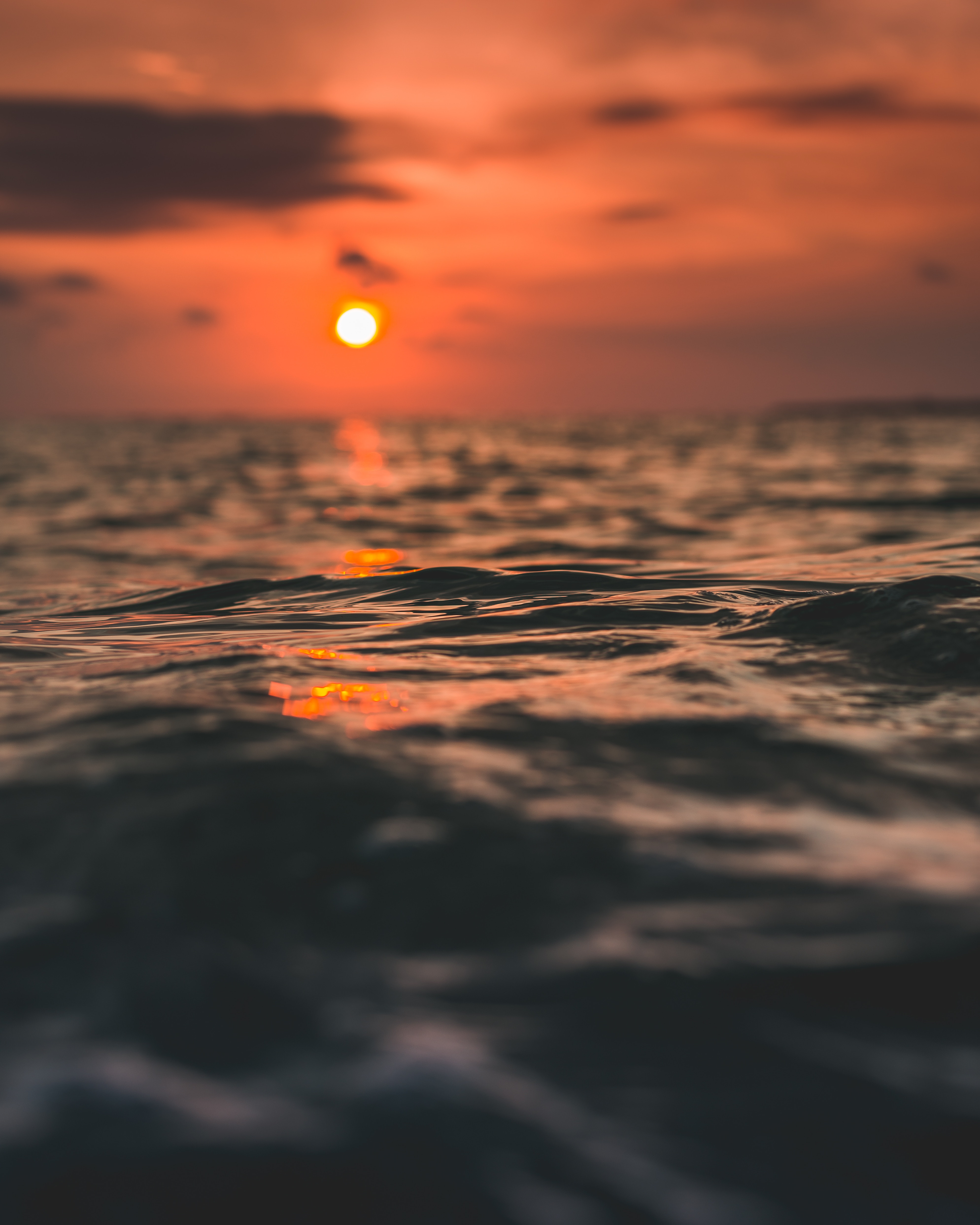 Handy-Wallpaper Sunset, Sun, Natur, Wasser, Waves, Oberfläche kostenlos herunterladen.