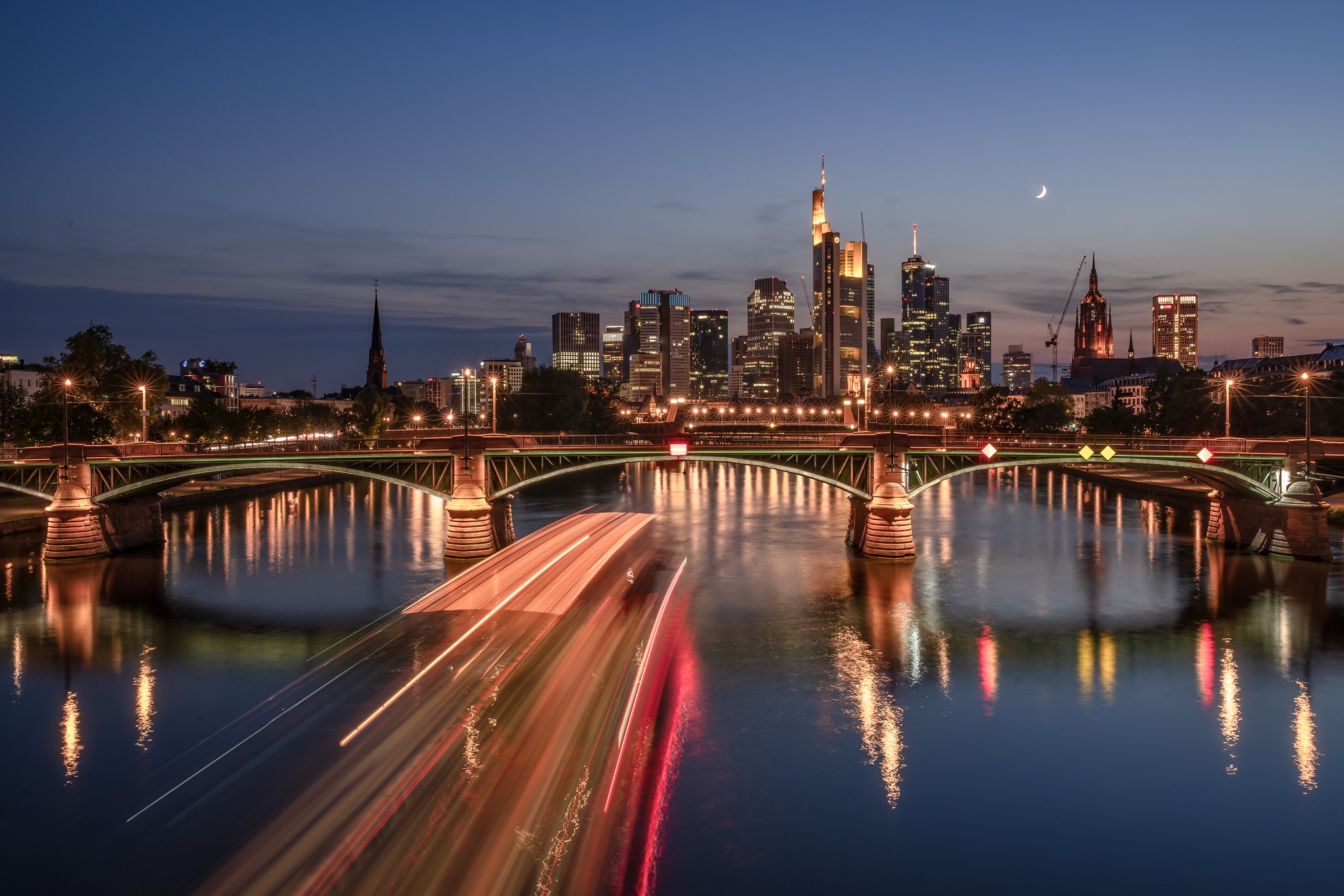 Laden Sie das Städte, Licht, Fluss, Brücke, Deutschland, Frankfurt, Menschengemacht, Großstadt-Bild kostenlos auf Ihren PC-Desktop herunter