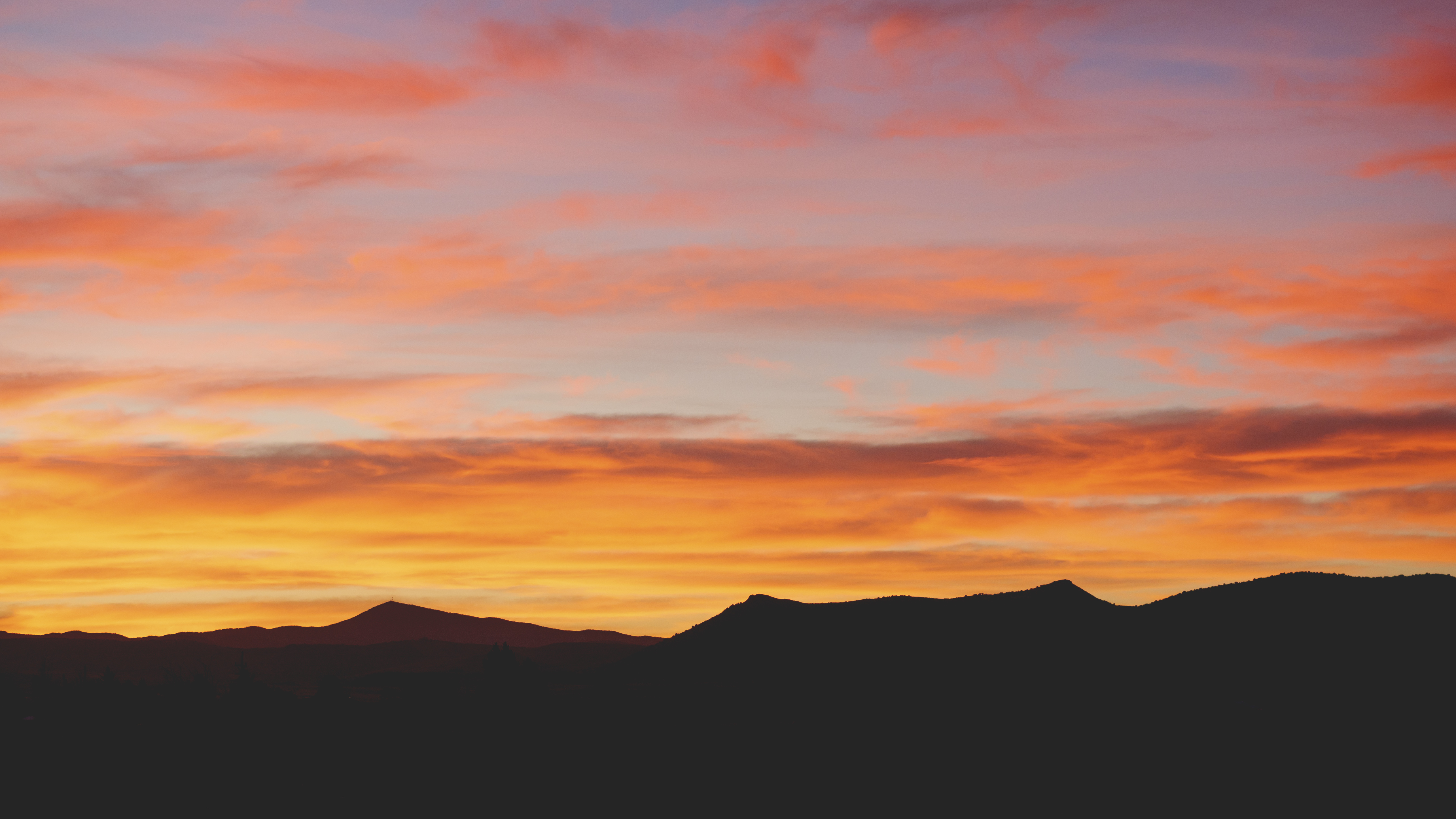 Handy-Wallpaper Sunset, Mountains, Clouds, Horizont, Natur kostenlos herunterladen.