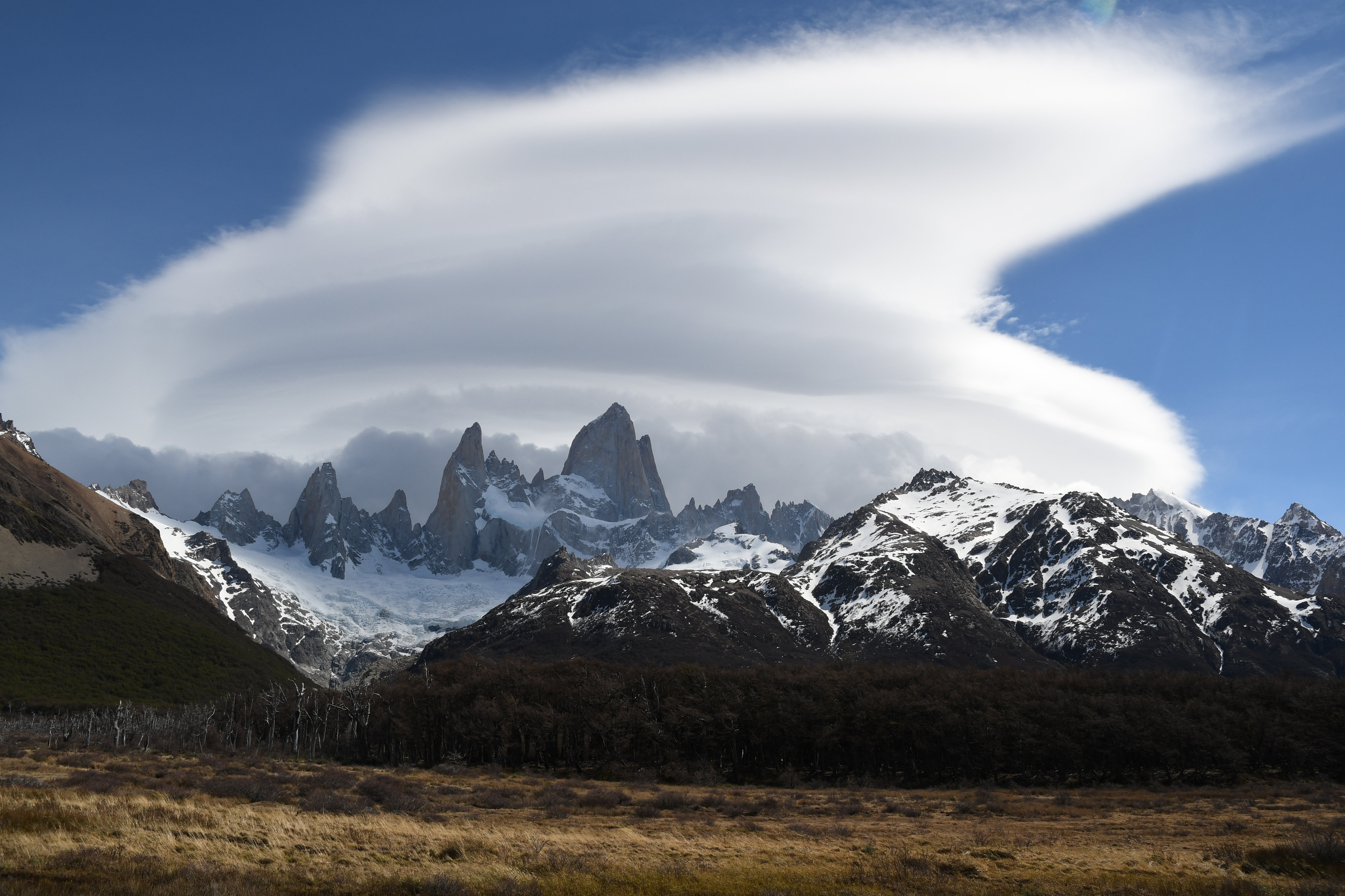 Descarga gratuita de fondo de pantalla para móvil de Naturaleza, Las Rocas, Rocas, Vértice, Principalmente Nublado, Nublado, Árboles, Montañas, Tops.