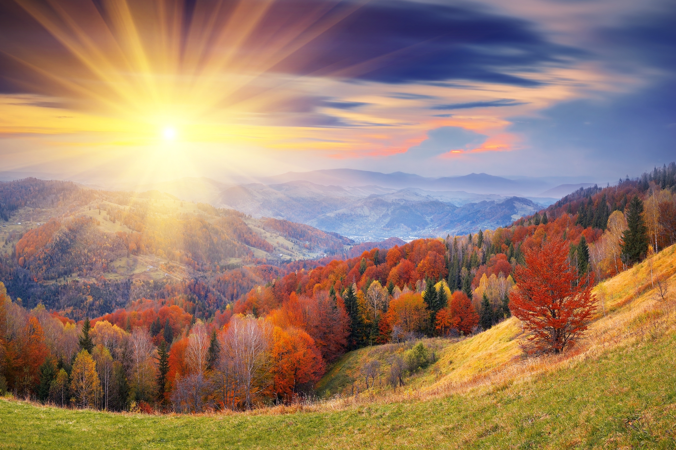 PCデスクトップに風景, 自然, 秋, 山, 森, 日の出, 地球, 太陽, 空, 風光明媚な, サンビーム, サンビーン画像を無料でダウンロード