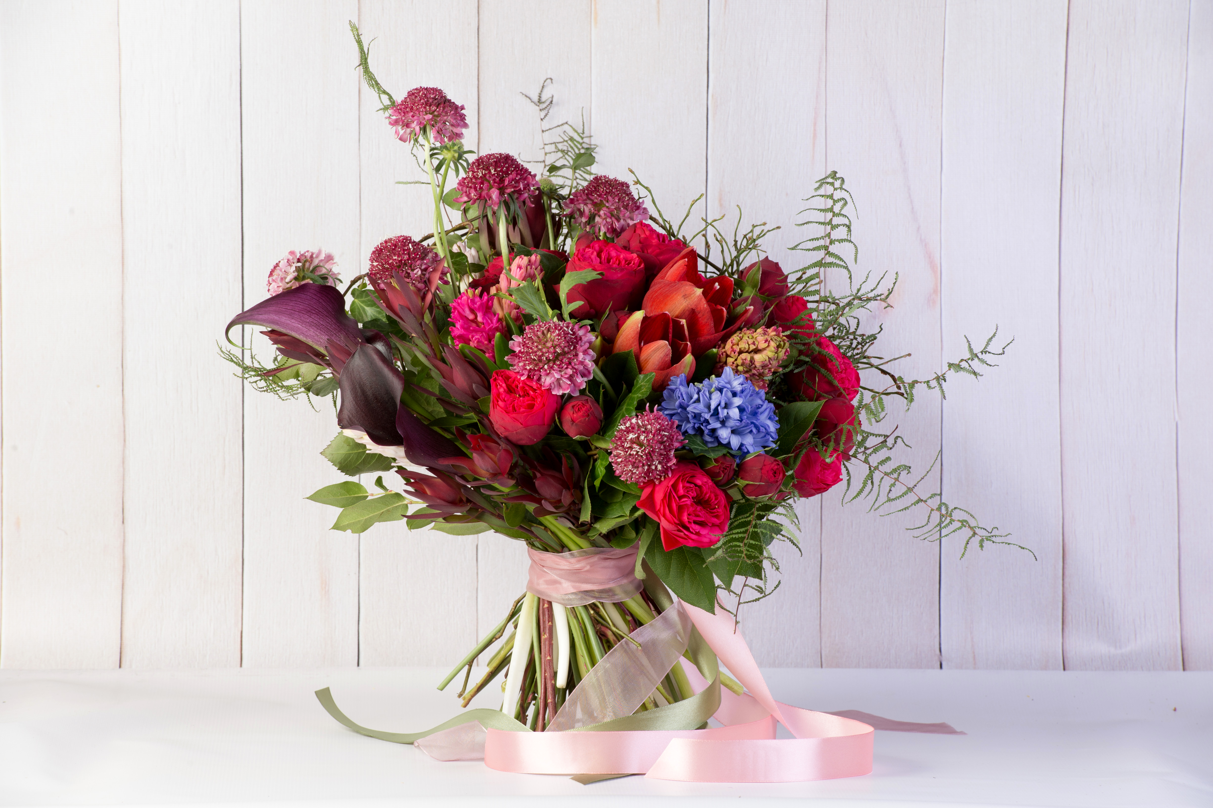 798528 скачать обои роза, букет, тюльпан, сделано человеком, цветок, калла, гиацинт, красный цветок, лента - заставки и картинки бесплатно