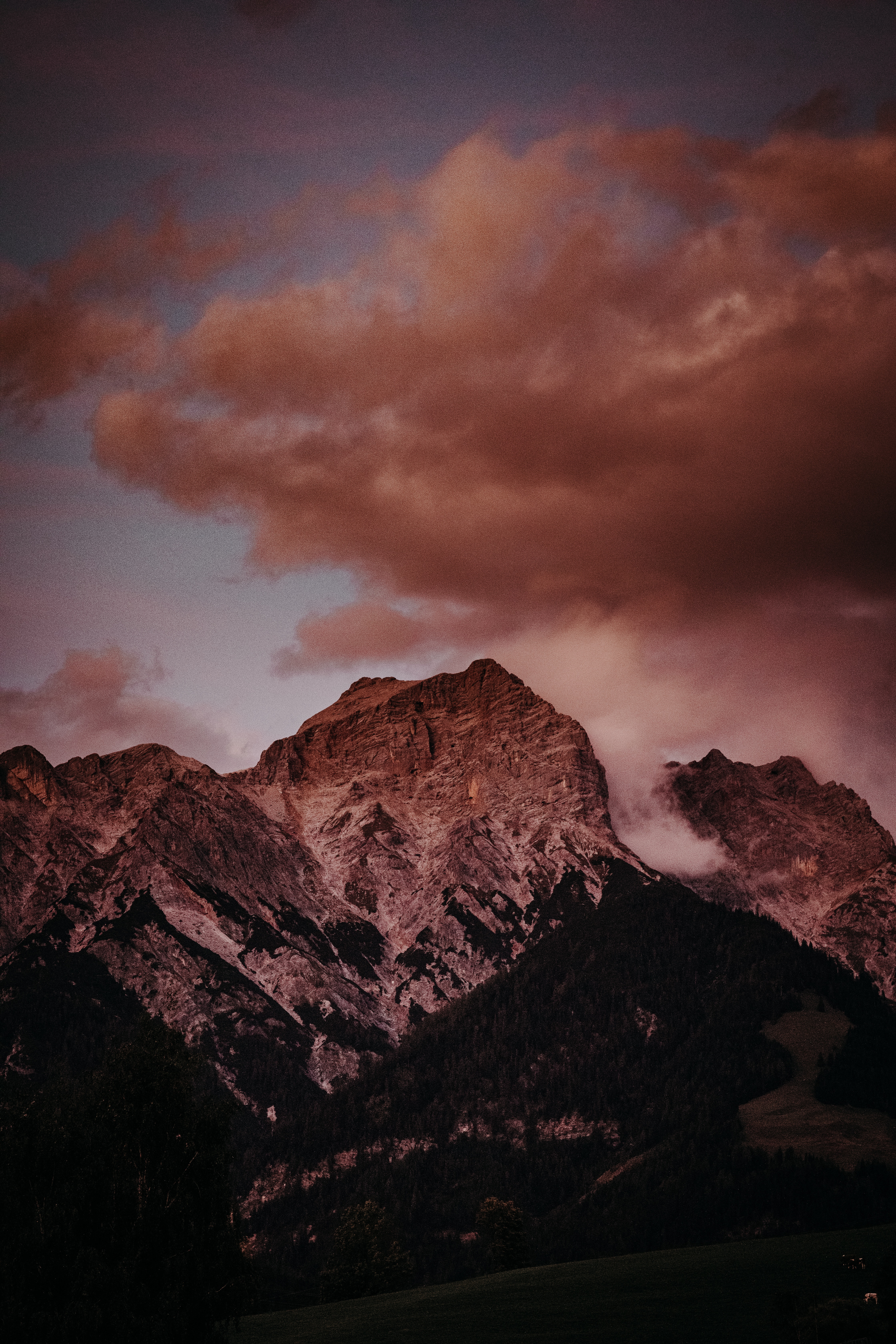Descarga gratis la imagen Naturaleza, Montañas, Crepúsculo, Nubes, Arriba, Vértice, Oscuridad, Paisaje en el escritorio de tu PC