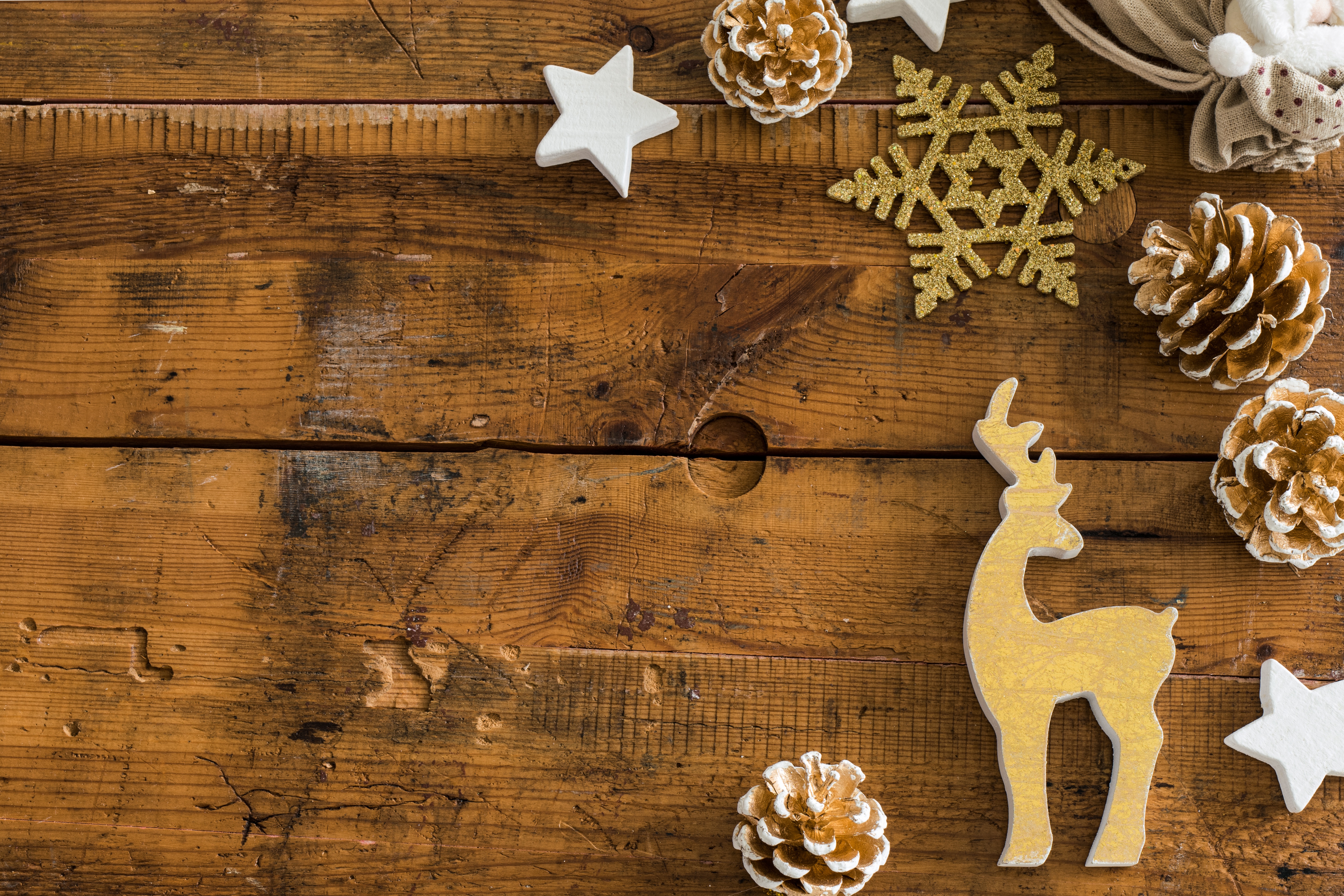 Free download wallpaper Wood, Christmas, Holiday, Snowflake, Star, Christmas Ornaments, Reindeer on your PC desktop