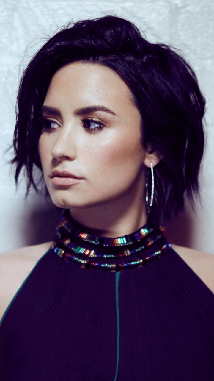 Download mobile wallpaper Music, Singer, Brown Eyes, Short Hair, Purple Hair, Demi Lovato for free.