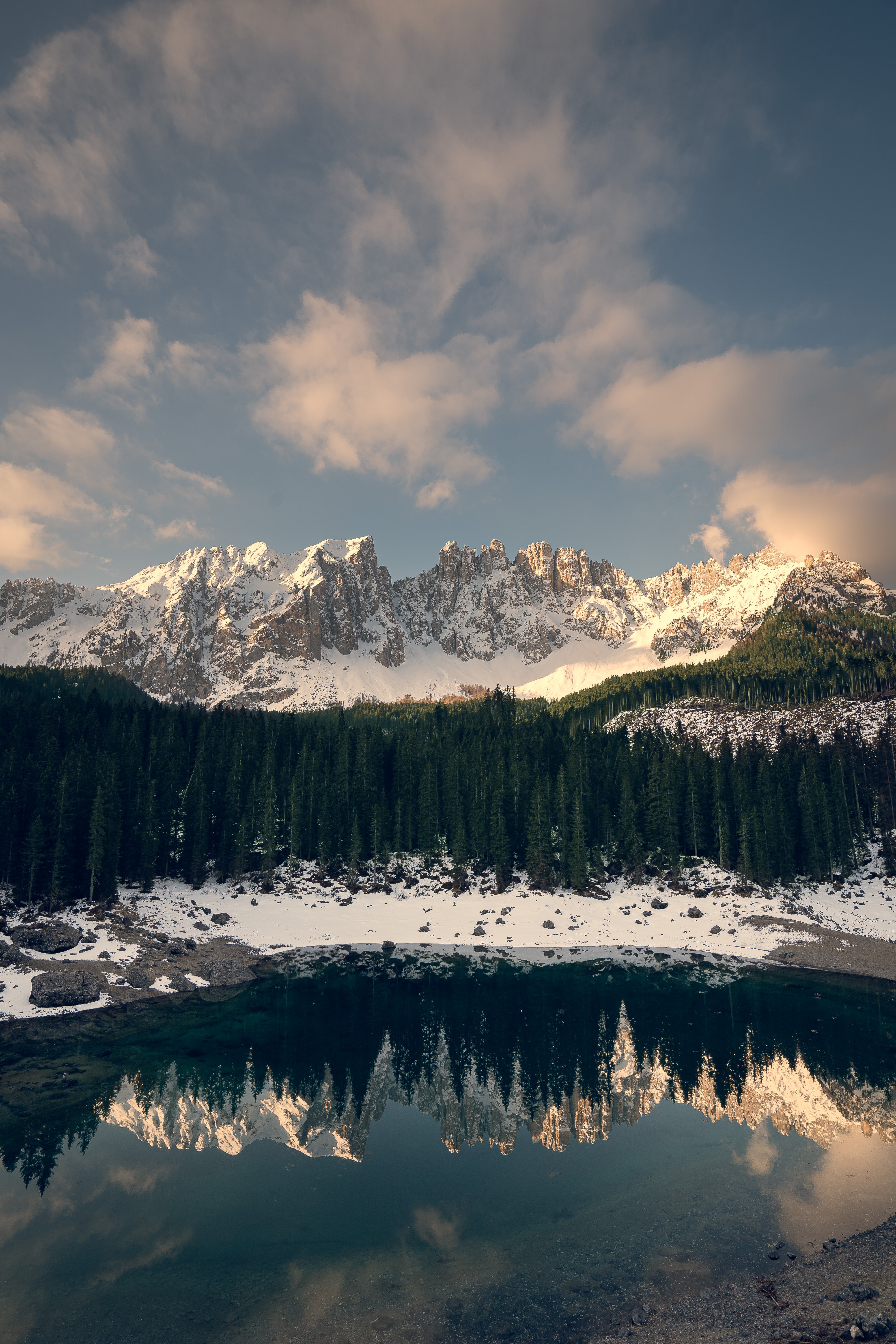 Laden Sie das See, Bank, Ufer, Natur, Mountains, Schnee, Wald-Bild kostenlos auf Ihren PC-Desktop herunter