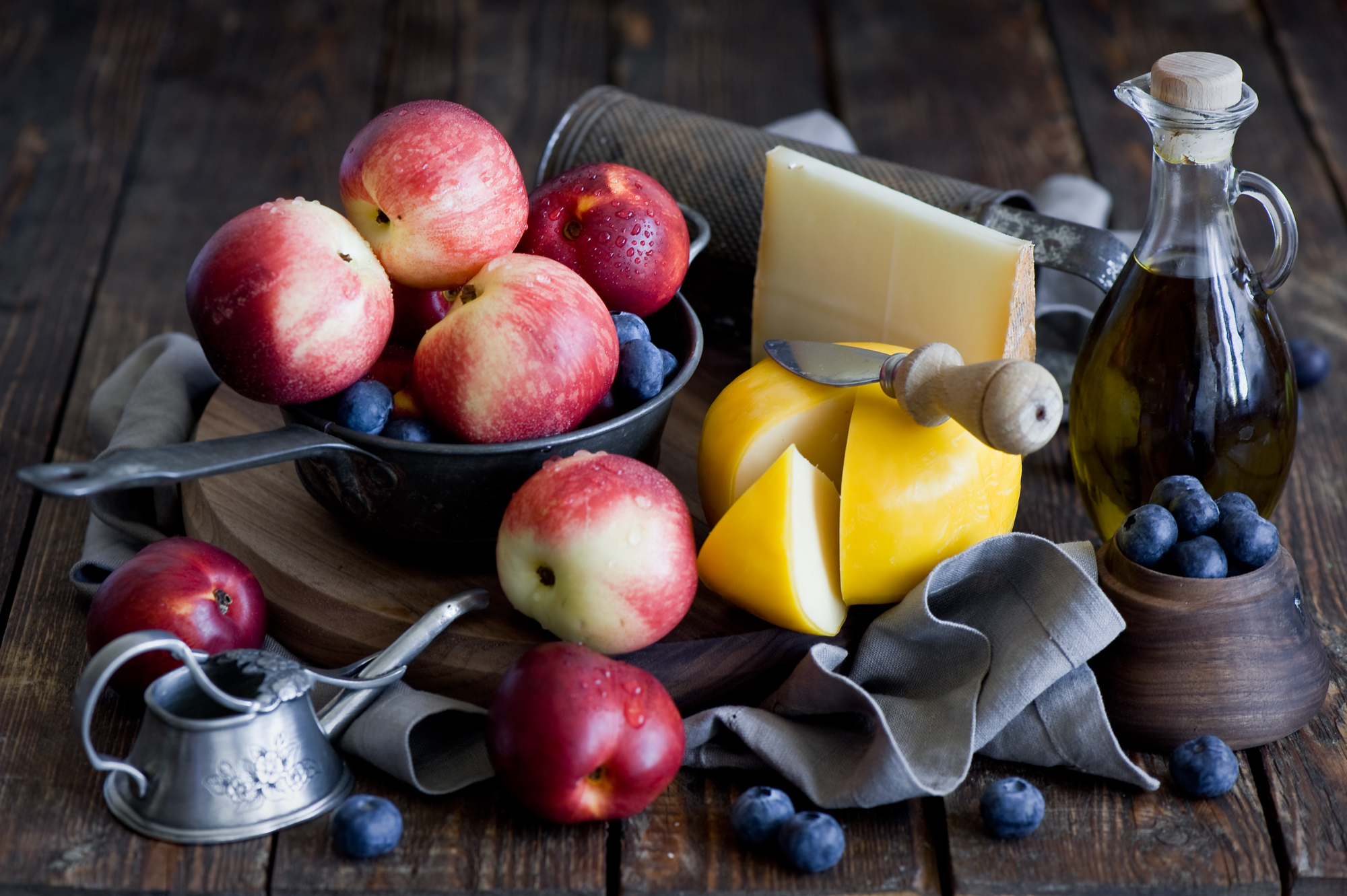 Handy-Wallpaper Frucht, Apfel, Öl, Käse, Heidelbeere, Nahrungsmittel, Stillleben kostenlos herunterladen.