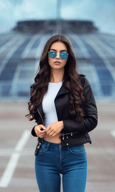 Handy-Wallpaper Sonnenbrille, Modell, Frauen, Schwarzes Haar, Lange Haare, Tiefenschärfe, Lederjacke kostenlos herunterladen.
