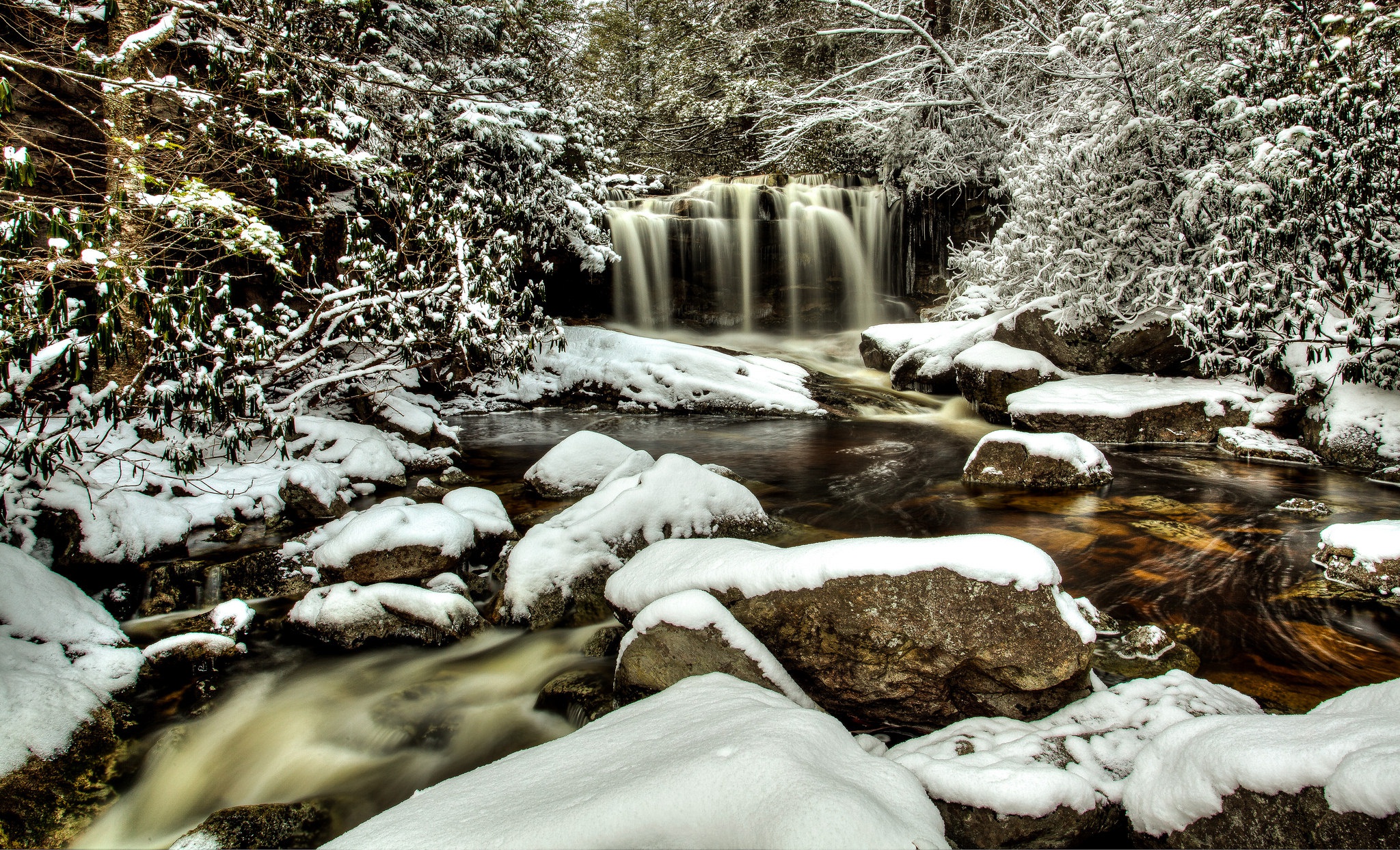 Скачать картинку Зима, Природа, Река, Снег, Водопад, Лес, Земля/природа в телефон бесплатно.