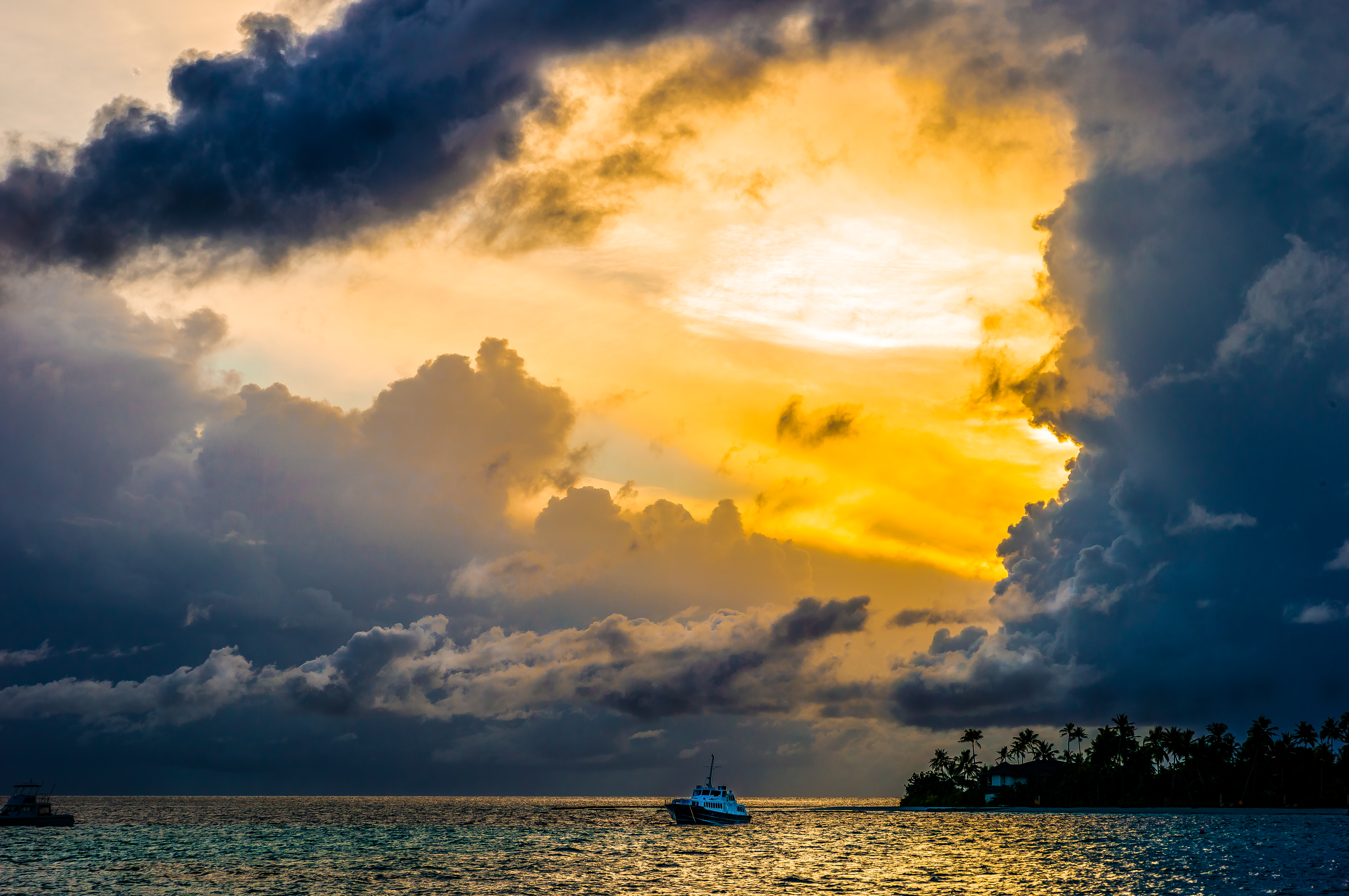 Скачать картинку Небо, Море, Облака, Восход, Лодка, Мальдивы, Фотографии, Констанс Халавели Резорт в телефон бесплатно.