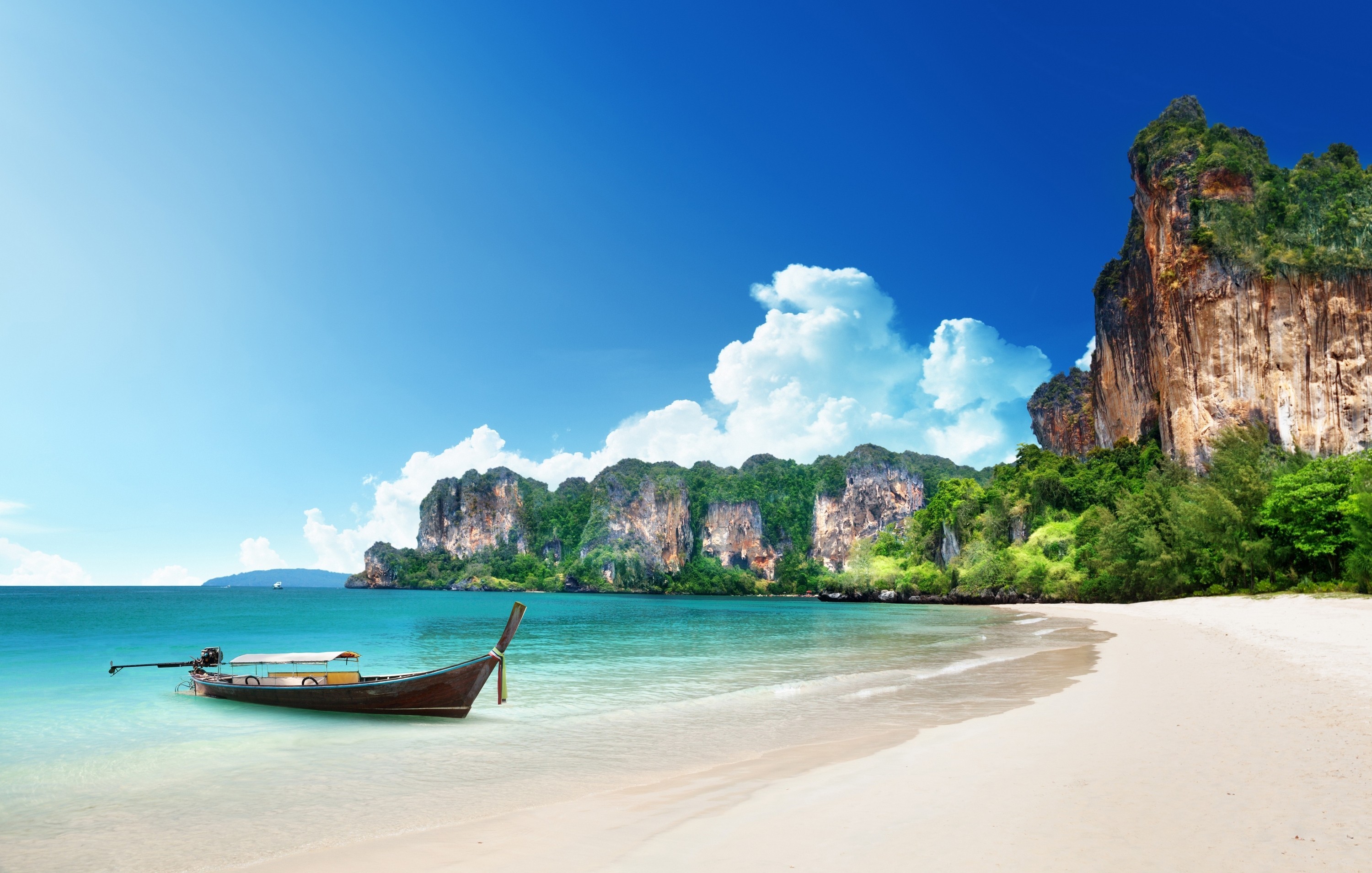 656235 Hintergrundbild herunterladen tropen, fotografie, tropisch, strand, boot, klippe, küste, natur, ozean, meereslandschaft, thailand - Bildschirmschoner und Bilder kostenlos