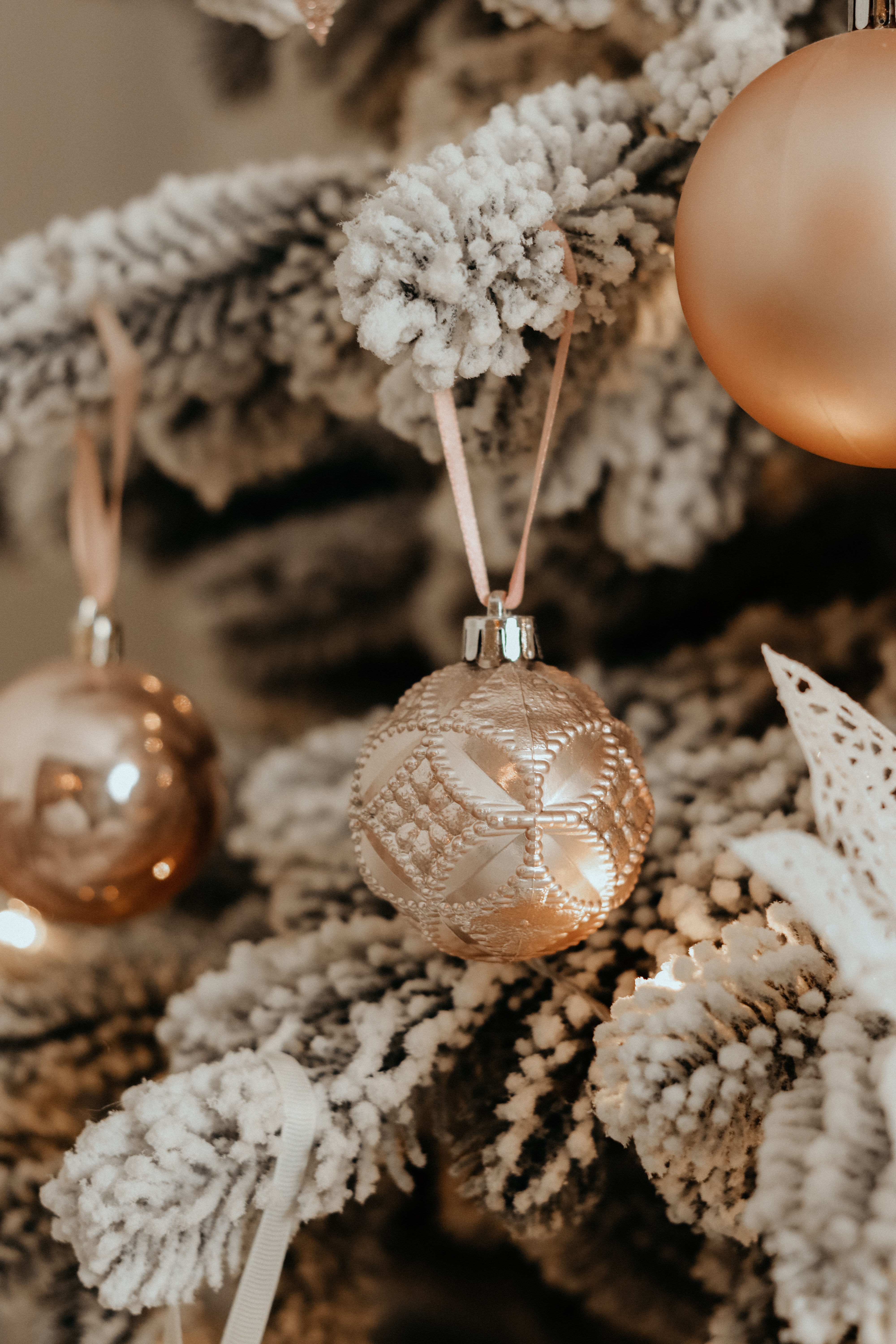 Téléchargez des papiers peints mobile Noël, Décorations, Balles, Des Balles, Nouvel An, Arbre De Noël, Fêtes, Sapin De Noël gratuitement.