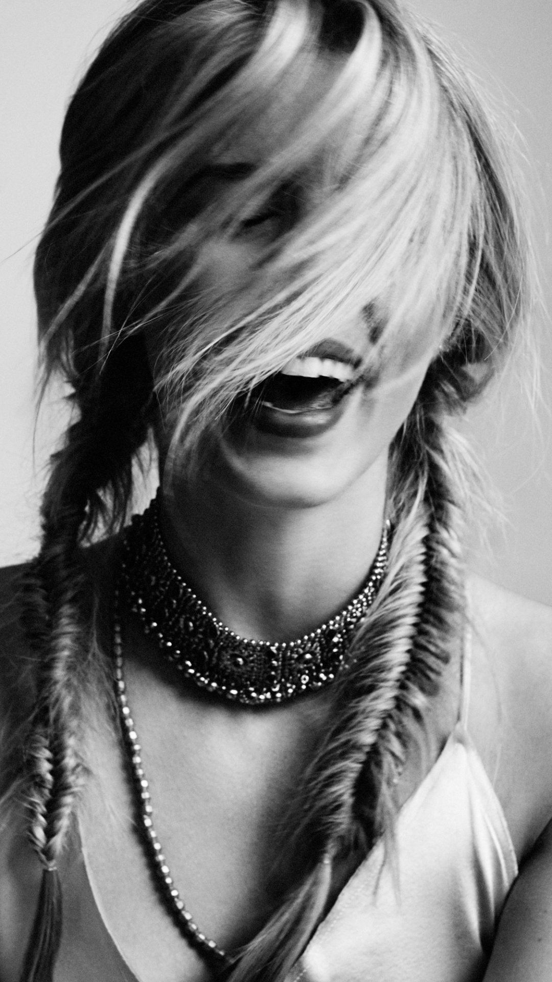 Download mobile wallpaper Smile, Braid, Celebrity, Canadian, Black & White, Actress, Emily Bett Rickards for free.