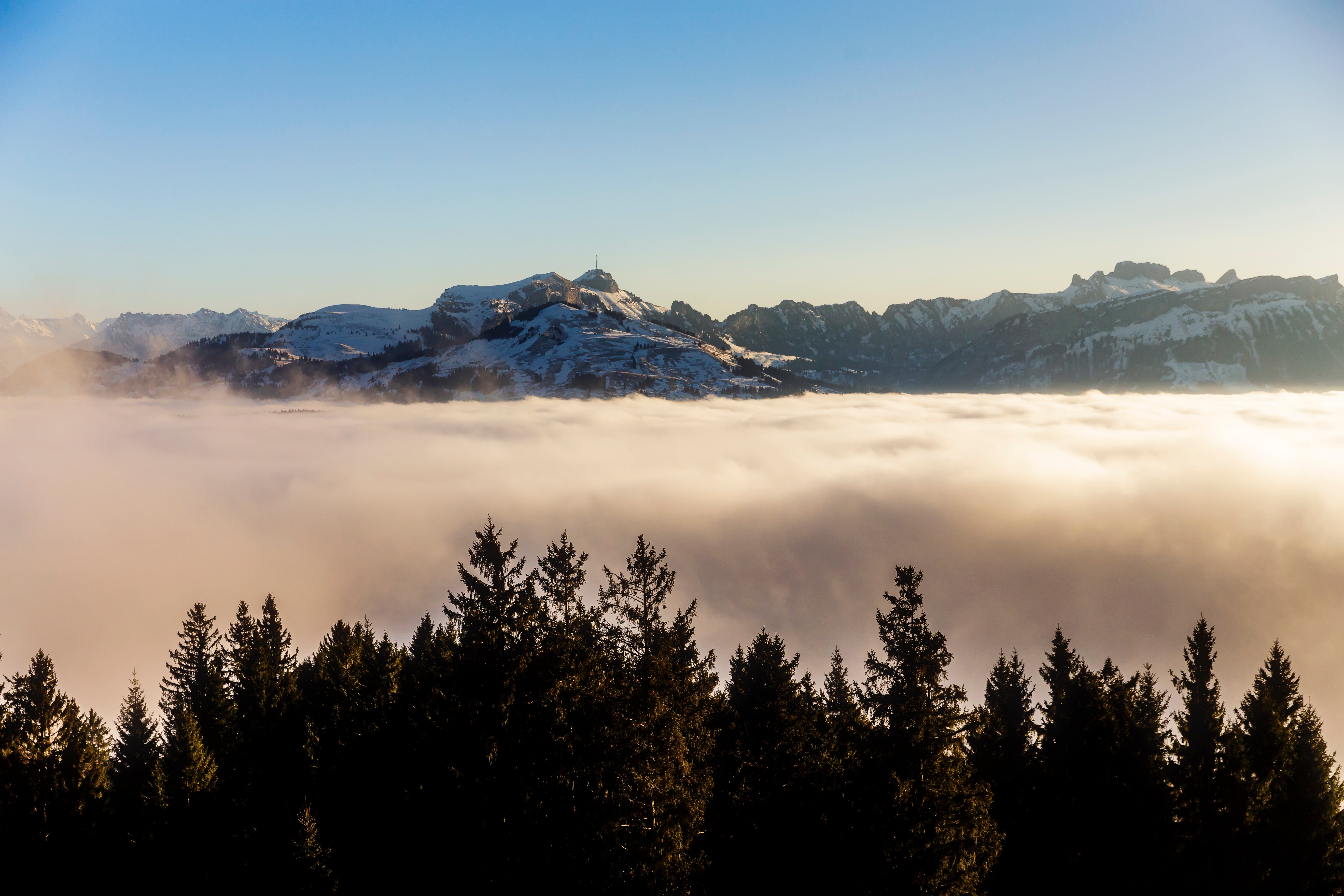 Handy-Wallpaper Nebel, Gebirge, Berge, Erde/natur kostenlos herunterladen.