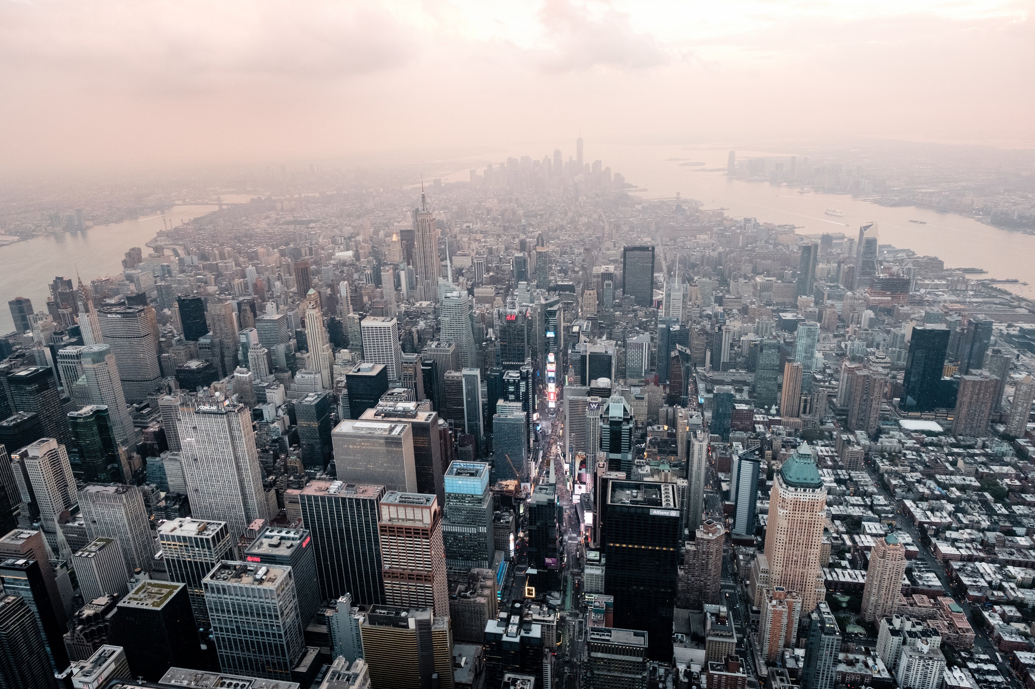 Handy-Wallpaper Städte, Wolkenkratzer, Gebäude, Horizont, Stadtbild, New York, Menschengemacht, Großstadt, Luftbildfotografie kostenlos herunterladen.