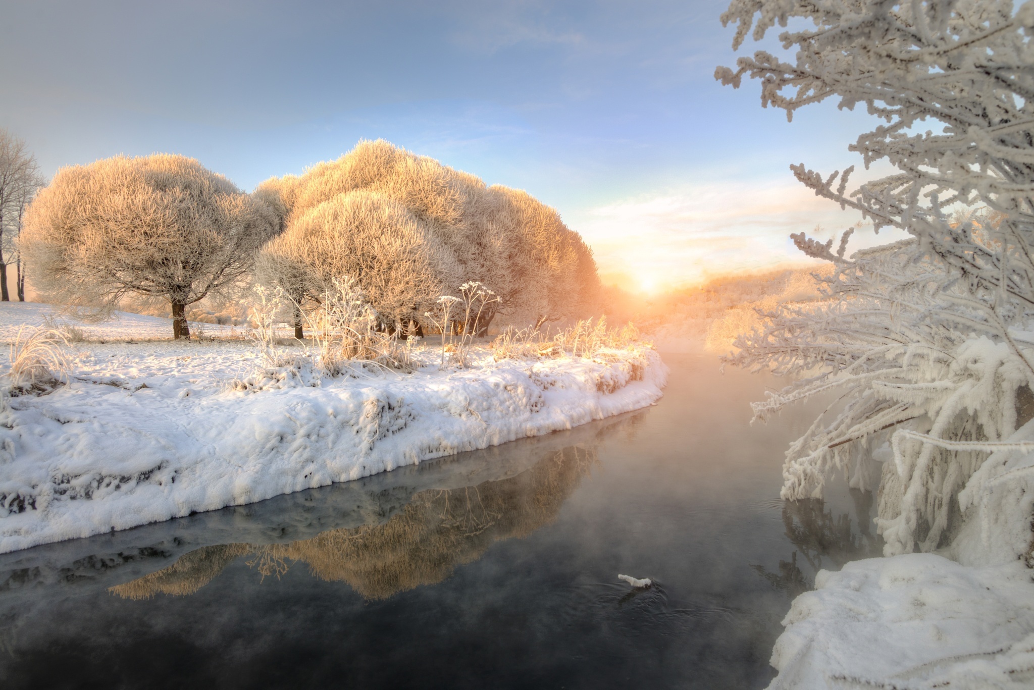 Laden Sie das Winter, Natur, Schnee, Baum, Fluss, Sonnenaufgang, Erde/natur, Spiegelung-Bild kostenlos auf Ihren PC-Desktop herunter