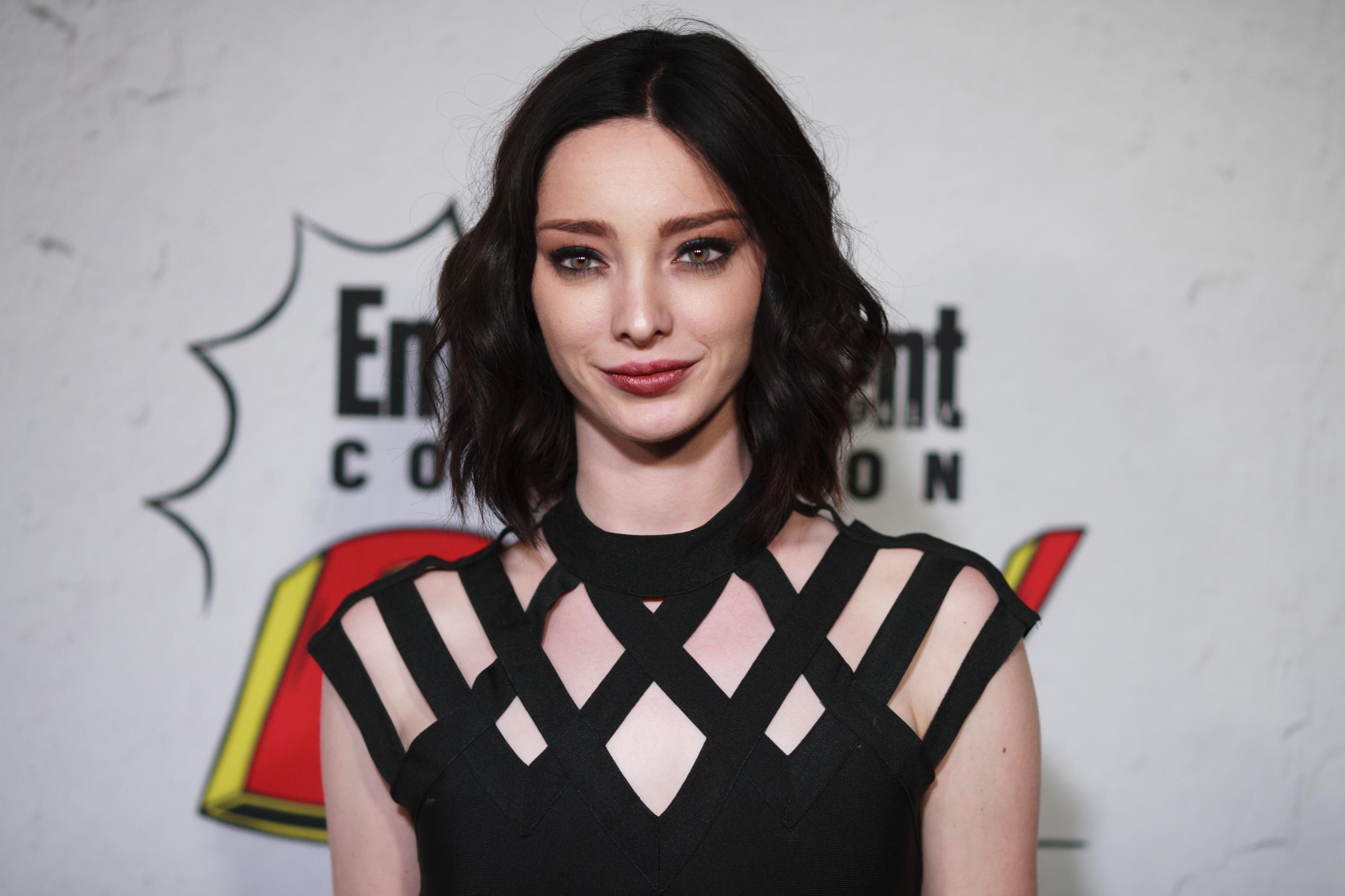 Download mobile wallpaper American, Celebrity, Black Hair, Actress, Emma Dumont for free.