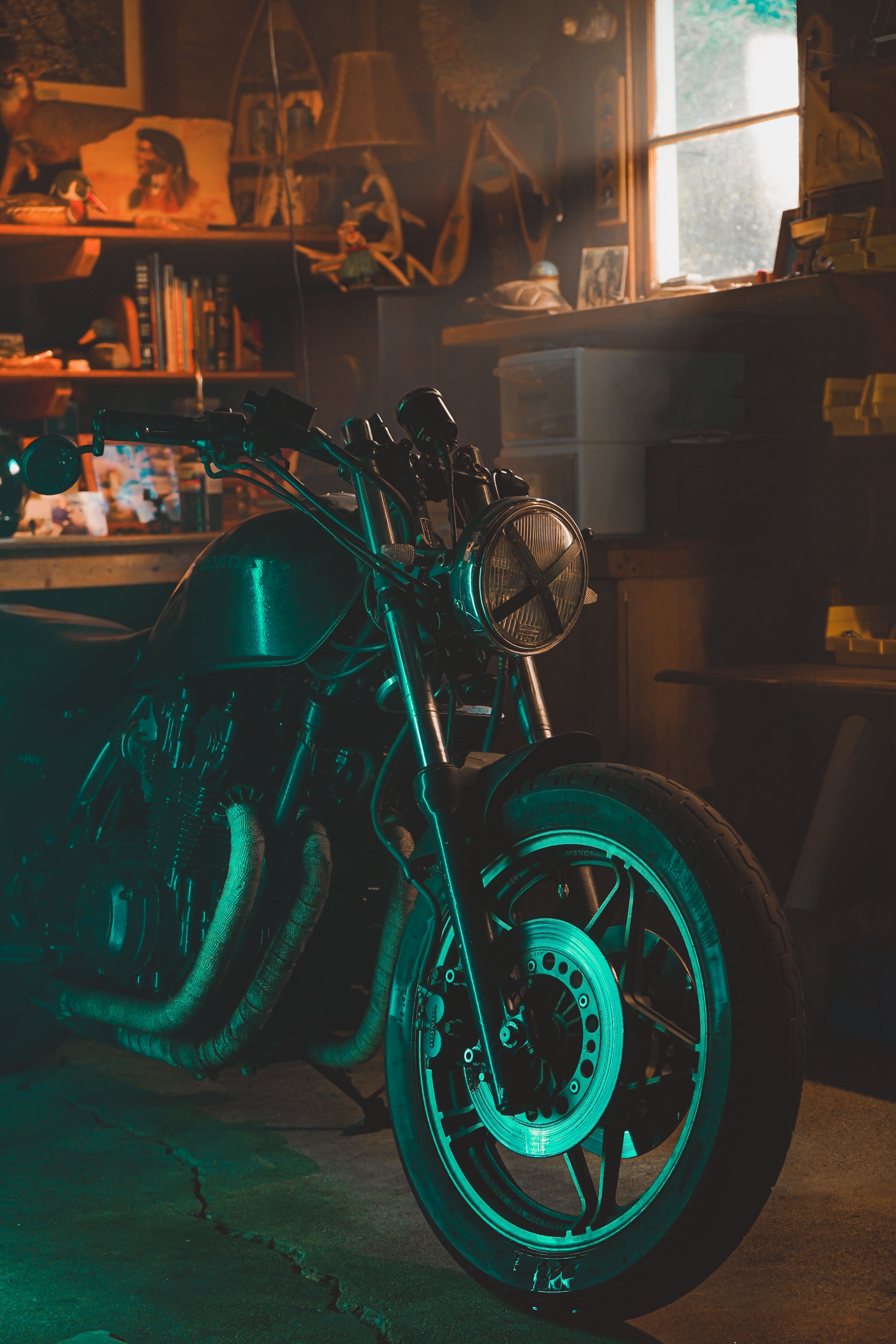 126989 descargar imagen motocicletas, vista lateral, perfil, motocicleta, bicicleta, garaje: fondos de pantalla y protectores de pantalla gratis