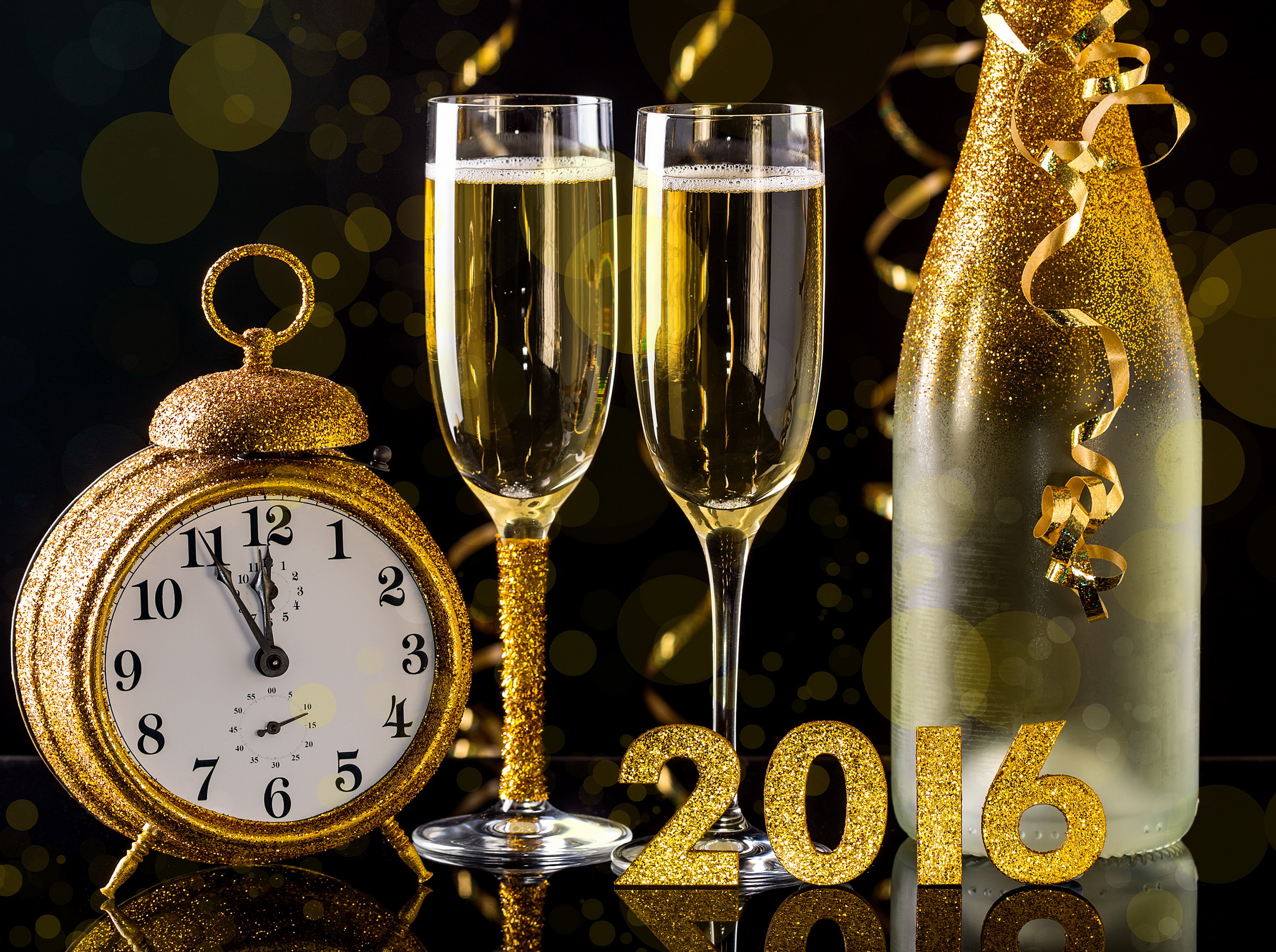 722017 скачать обои часы, шампанское, новый год, стекло, праздничные, новый год 2016, бутылка - заставки и картинки бесплатно
