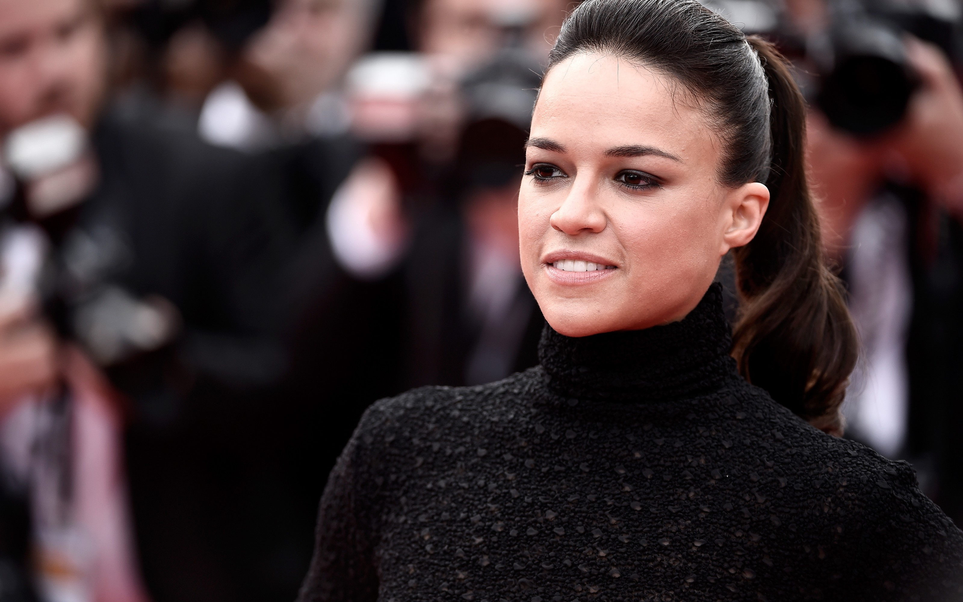 Free download wallpaper American, Celebrity, Brown Eyes, Black Hair, Actress, Michelle Rodriguez, Ponytail on your PC desktop
