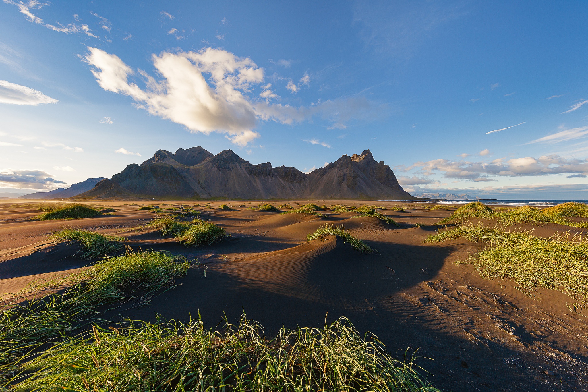 425516 скачать обои исландия, земля/природа, вестрахорн, ландшафт, песок, небо, горы - заставки и картинки бесплатно
