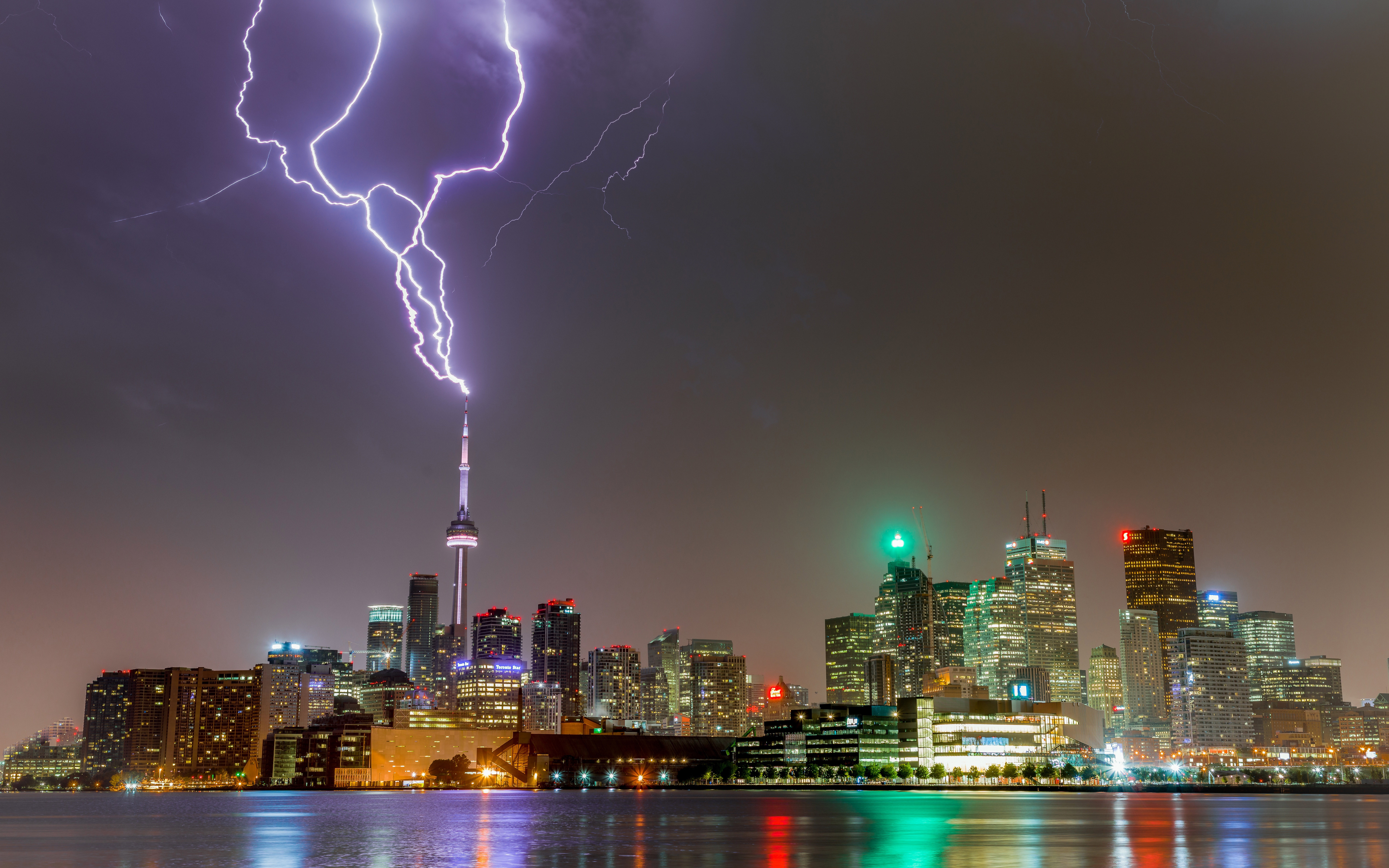 Laden Sie das Städte, Blitz, Wolkenkratzer, Gebäude, Kanada, Toronto, Nacht, Menschengemacht, Großstadt-Bild kostenlos auf Ihren PC-Desktop herunter