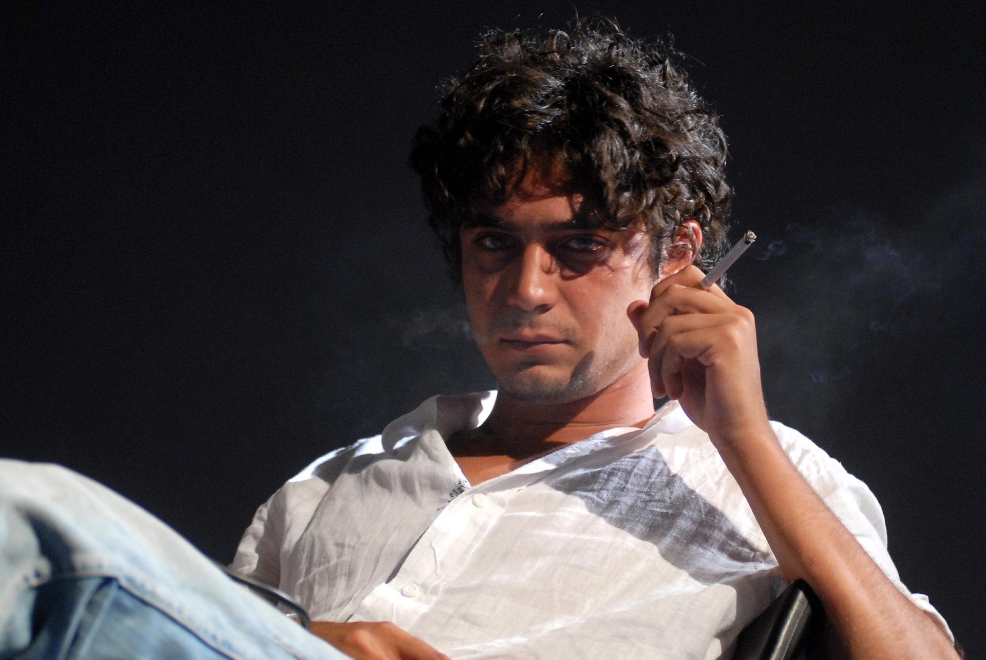 Handy-Wallpaper Schauspieler, Berühmtheiten, Rauchen, Riccardo Scamarcio kostenlos herunterladen.