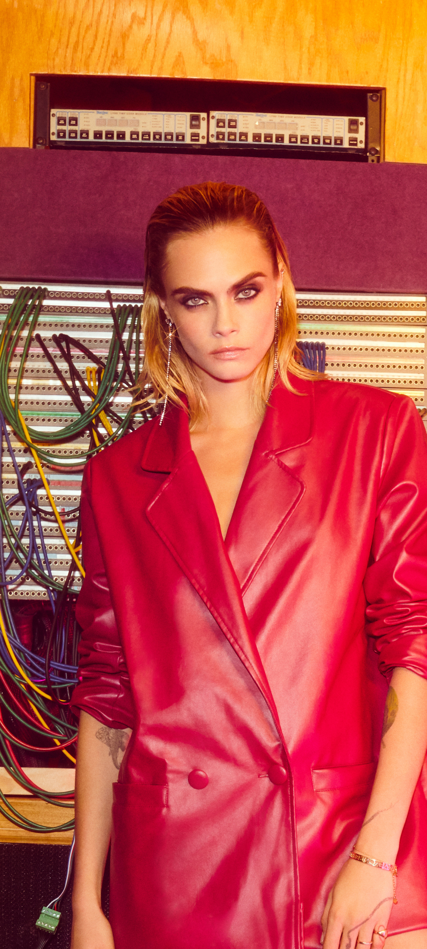 Download mobile wallpaper English, Coat, Model, Celebrity, Actress, Cara Delevingne for free.