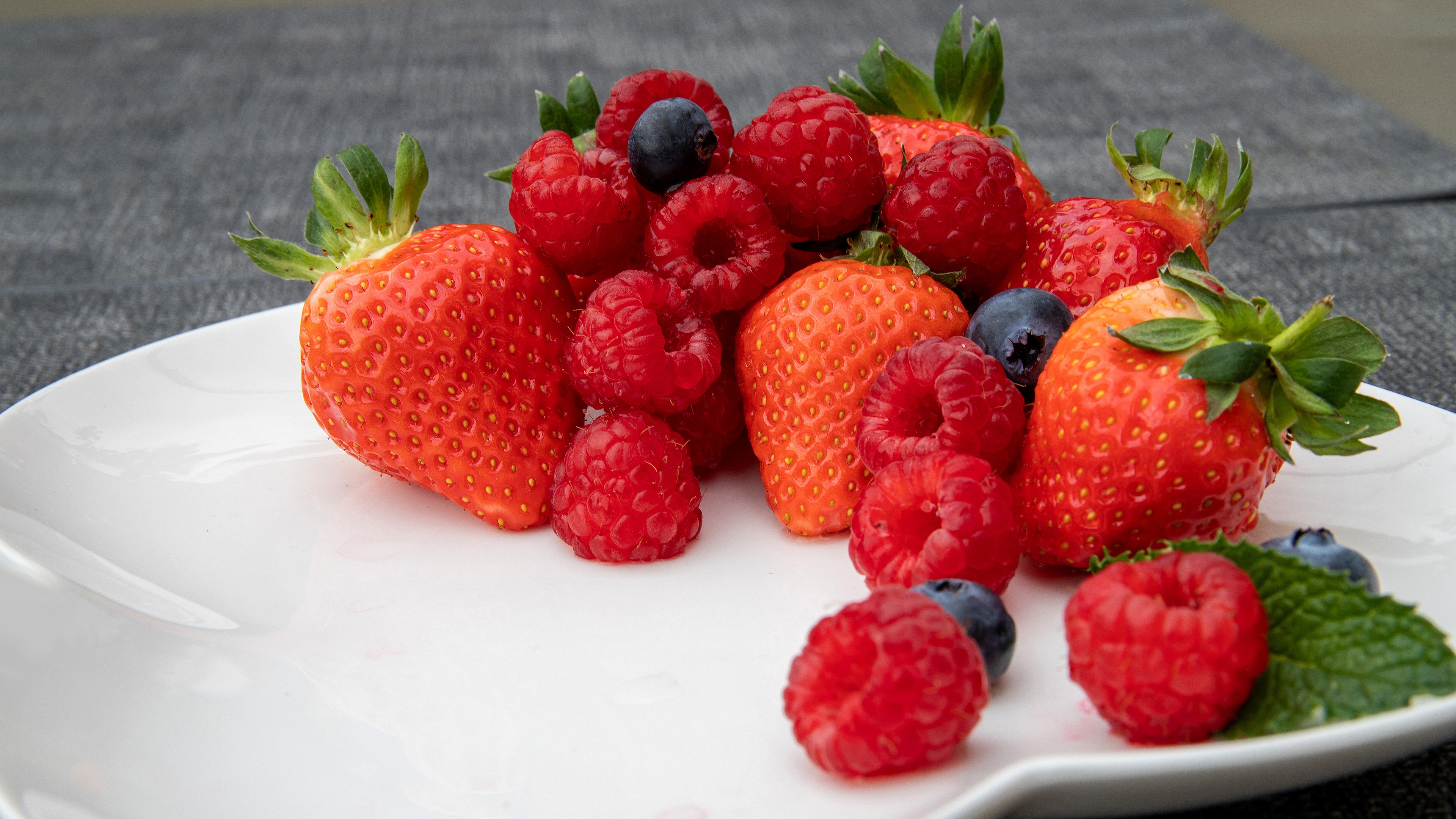 Download mobile wallpaper Food, Strawberry, Blueberry, Raspberry, Berry for free.