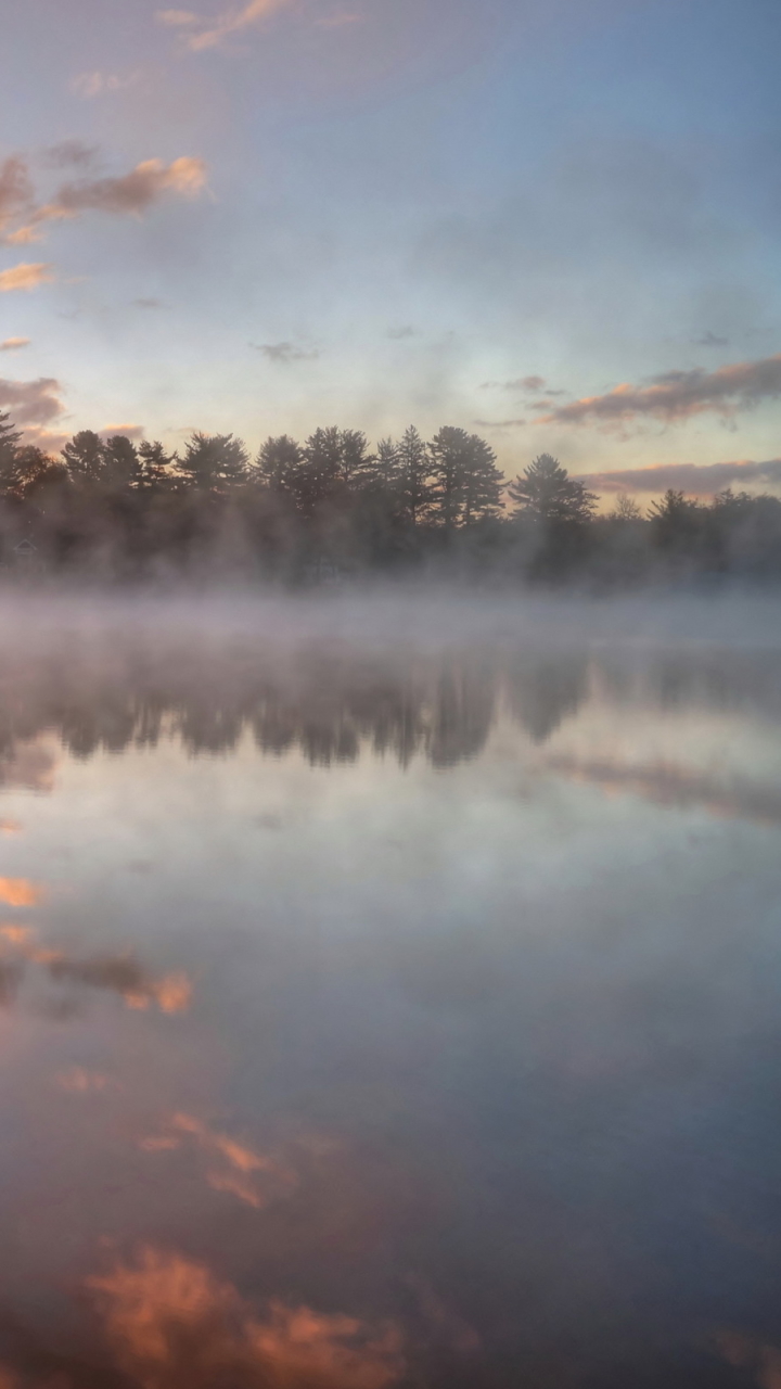 Скачать картинку Природа, Вода, Облака, Озеро, Отражение, Пирс, Туман, Облако, Фотографии в телефон бесплатно.