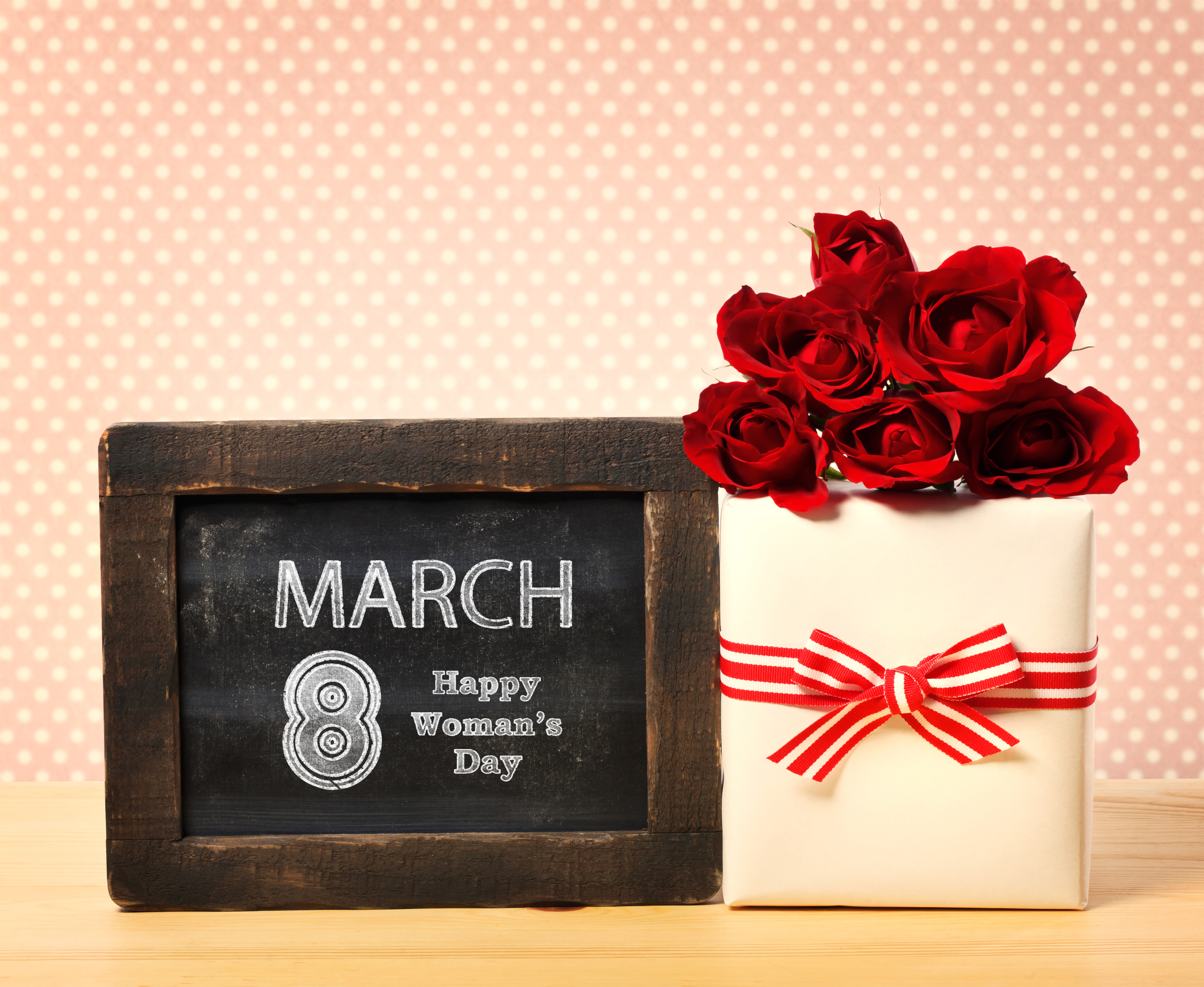 Handy-Wallpaper Feiertage, Blume, Rose, Geschenk, Rote Rose, Internationaler Frauentag kostenlos herunterladen.