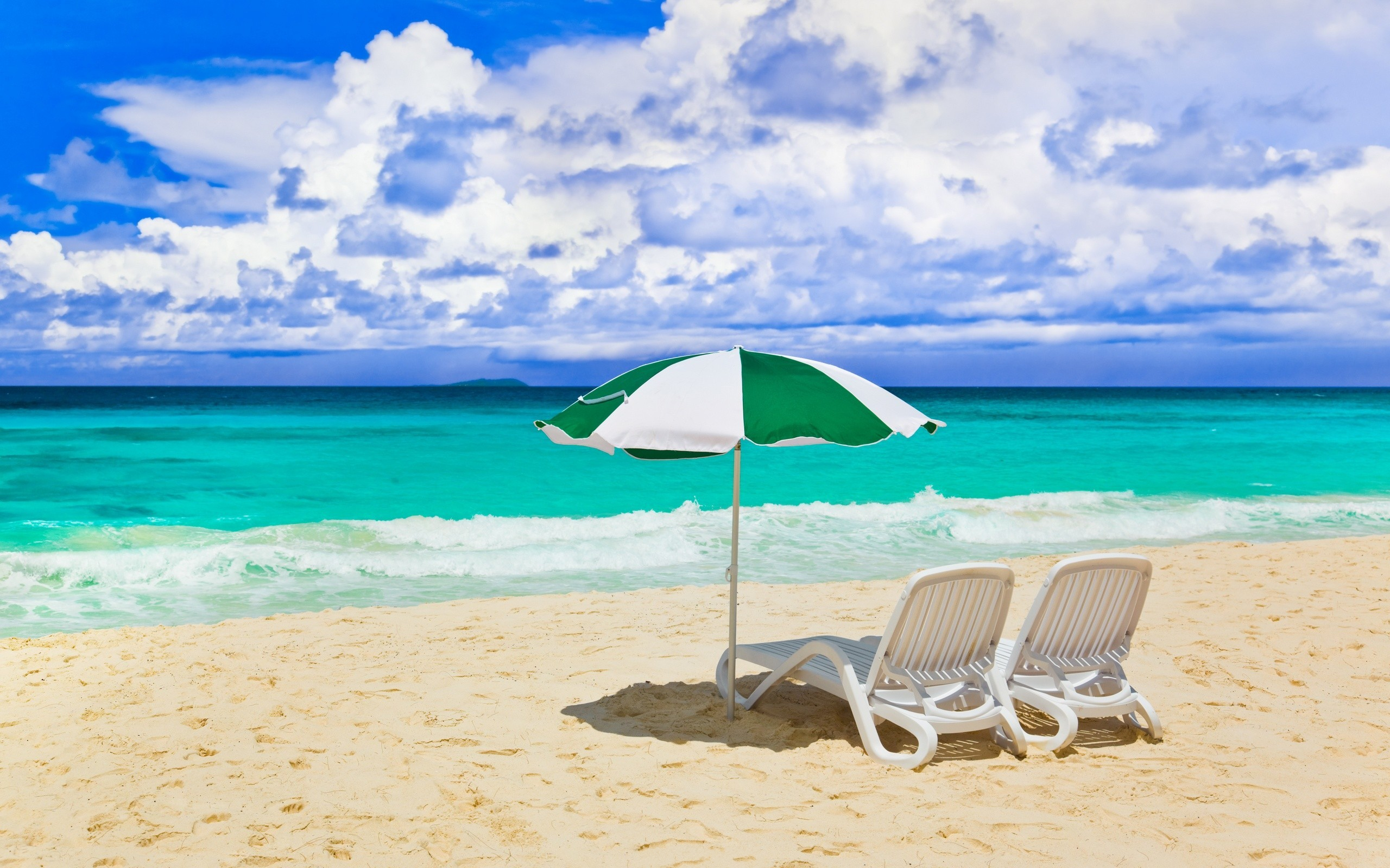 Laden Sie das Strand, Sand, Horizont, Stuhl, Ozean, Regenschirm, Wolke, Fotografie-Bild kostenlos auf Ihren PC-Desktop herunter