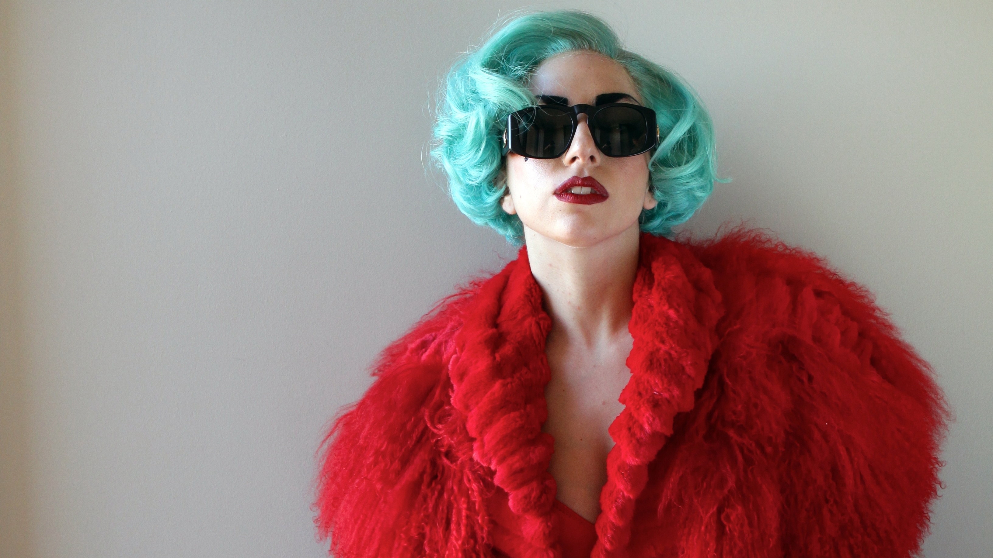 Handy-Wallpaper Musik, Sänger, Sonnenbrille, Amerikanisch, Blaue Haare, Lady Gaga, Lippenstift kostenlos herunterladen.