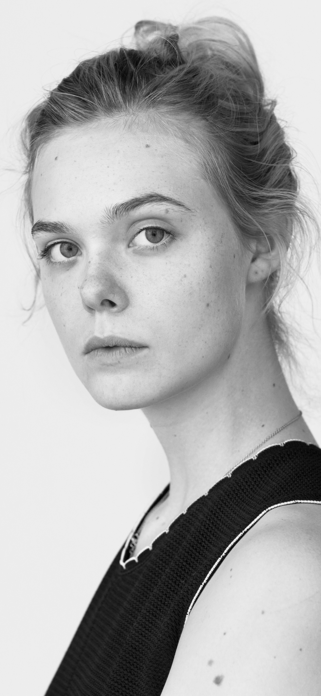 Download mobile wallpaper Face, American, Celebrity, Black & White, Actress, Elle Fanning for free.