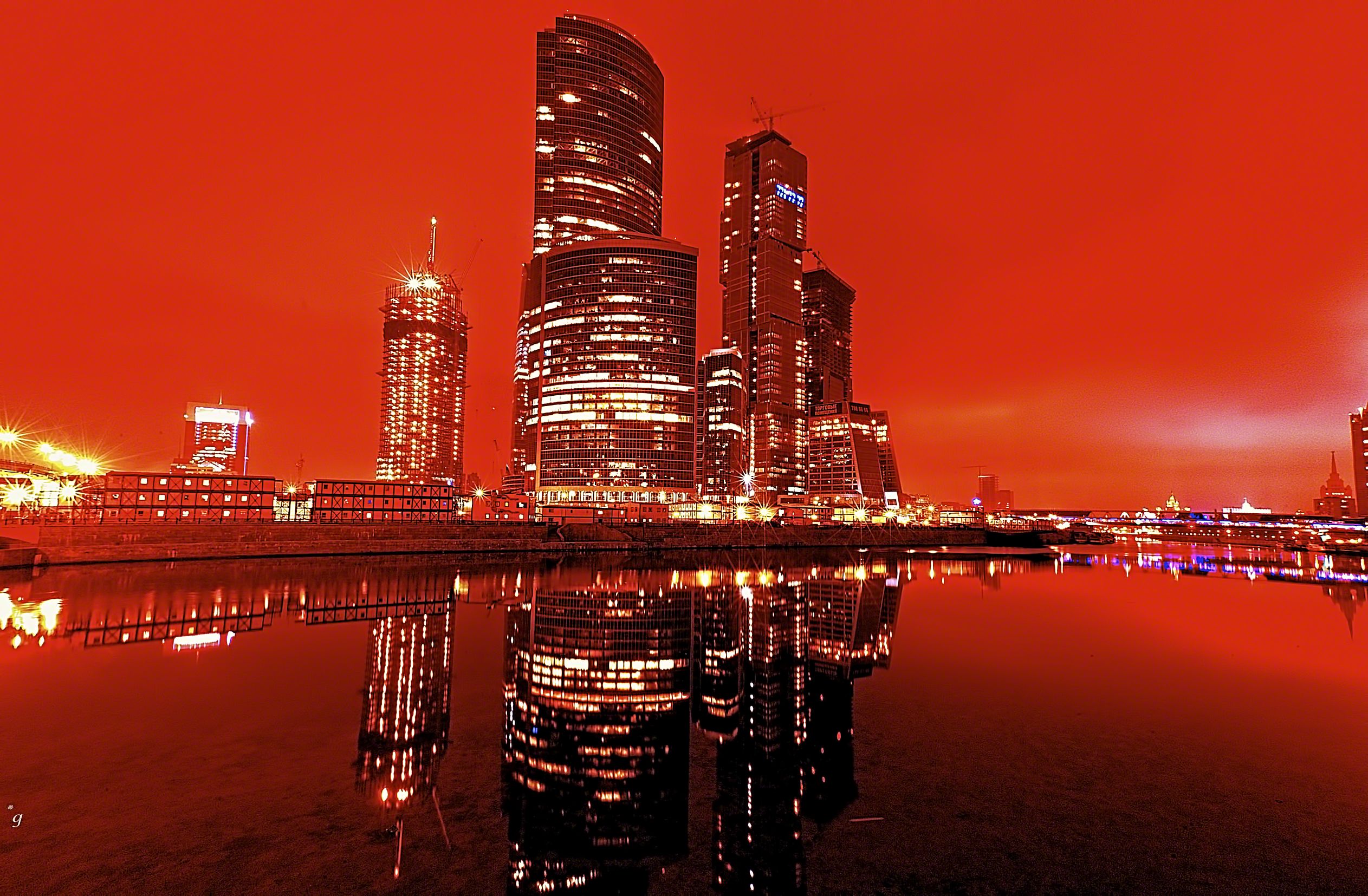 Handy-Wallpaper Städte, Moskau, Wolkenkratzer, Gebäude, Licht, Fluss, Menschengemacht, Spiegelung kostenlos herunterladen.