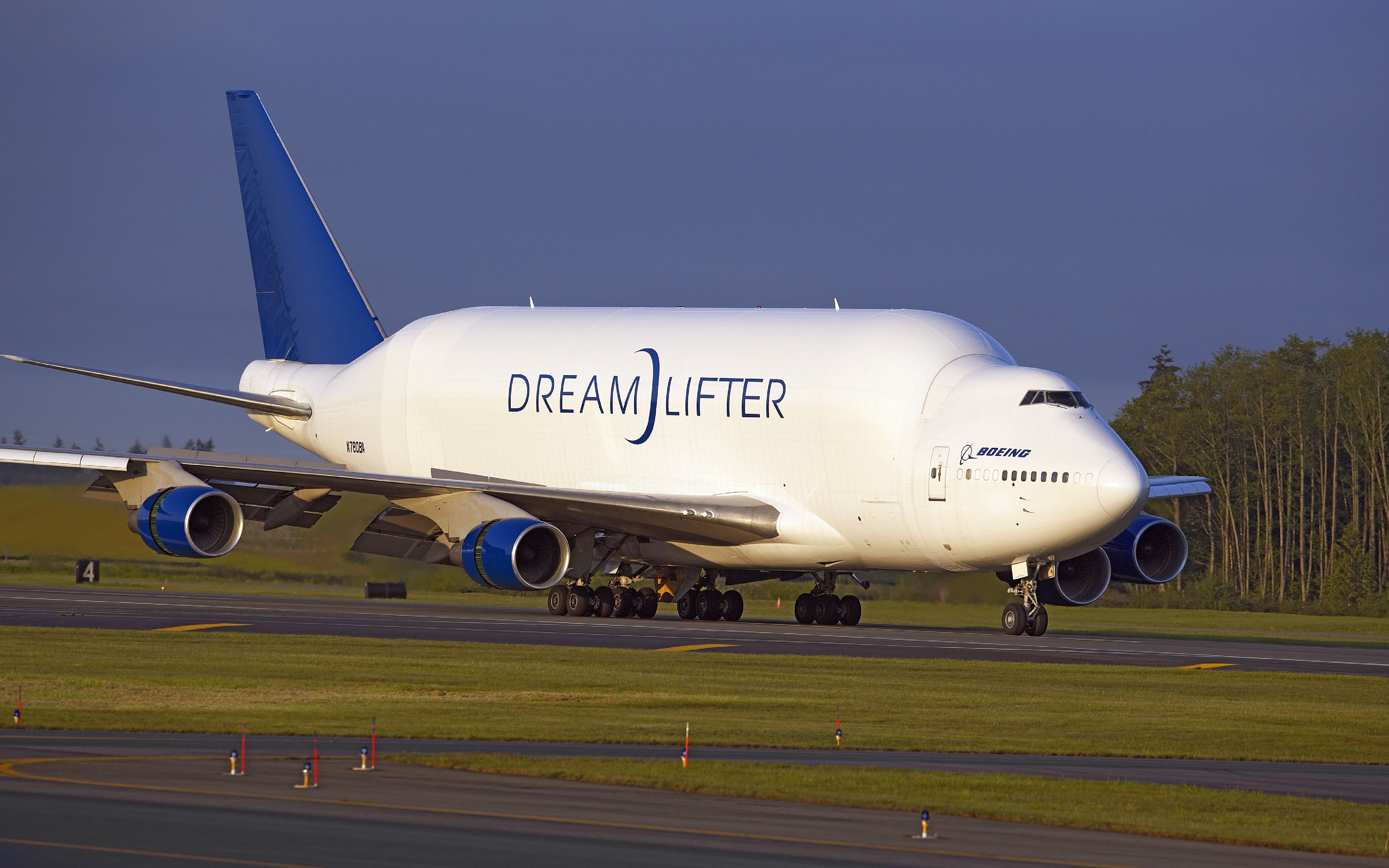 Грузовые самолеты боинг. Грузовой Боинг 747 ДРИМЛИФТЕР. Боинг 747 LCF Dreamlifter. Боинг 747 грузовой. Boeing 747 самолёты Boeing.