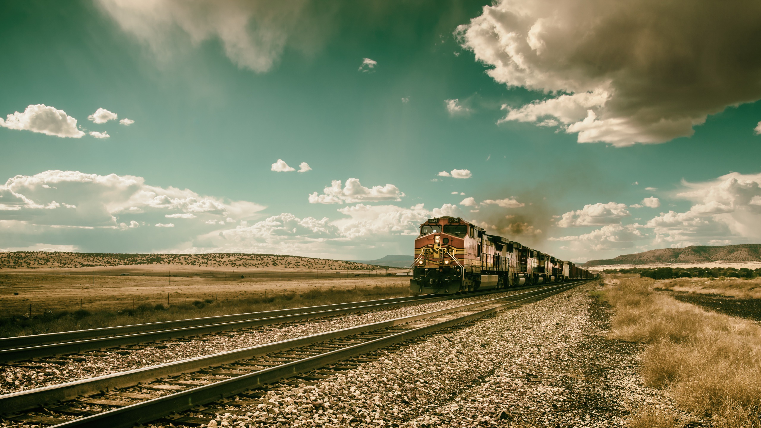 Handy-Wallpaper Eisenbahn, Wolke, Zug, Himmel, Fahrzeuge kostenlos herunterladen.