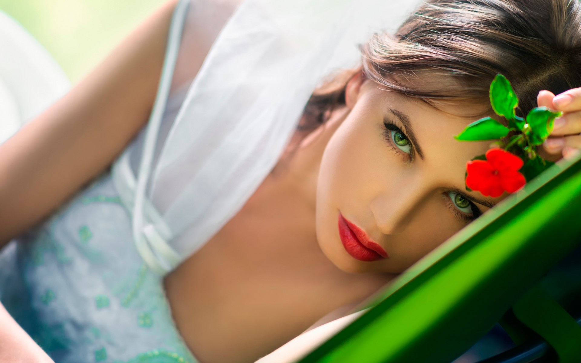 Laden Sie das Blume, Stimmung, Gesicht, Frauen, Grüne Augen, Lippenstift-Bild kostenlos auf Ihren PC-Desktop herunter
