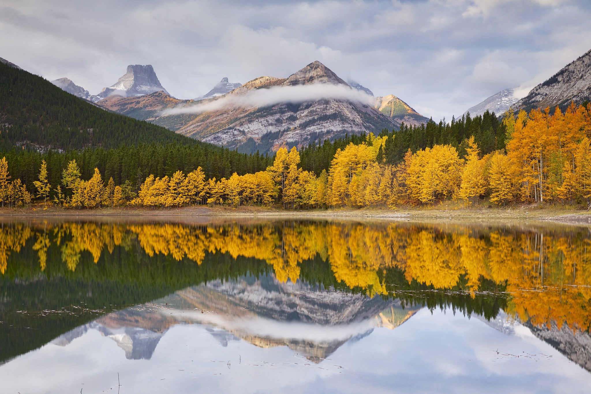 Скачать обои бесплатно Природа, Осень, Гора, Озеро, Отражение, Лес, Земля/природа картинка на рабочий стол ПК