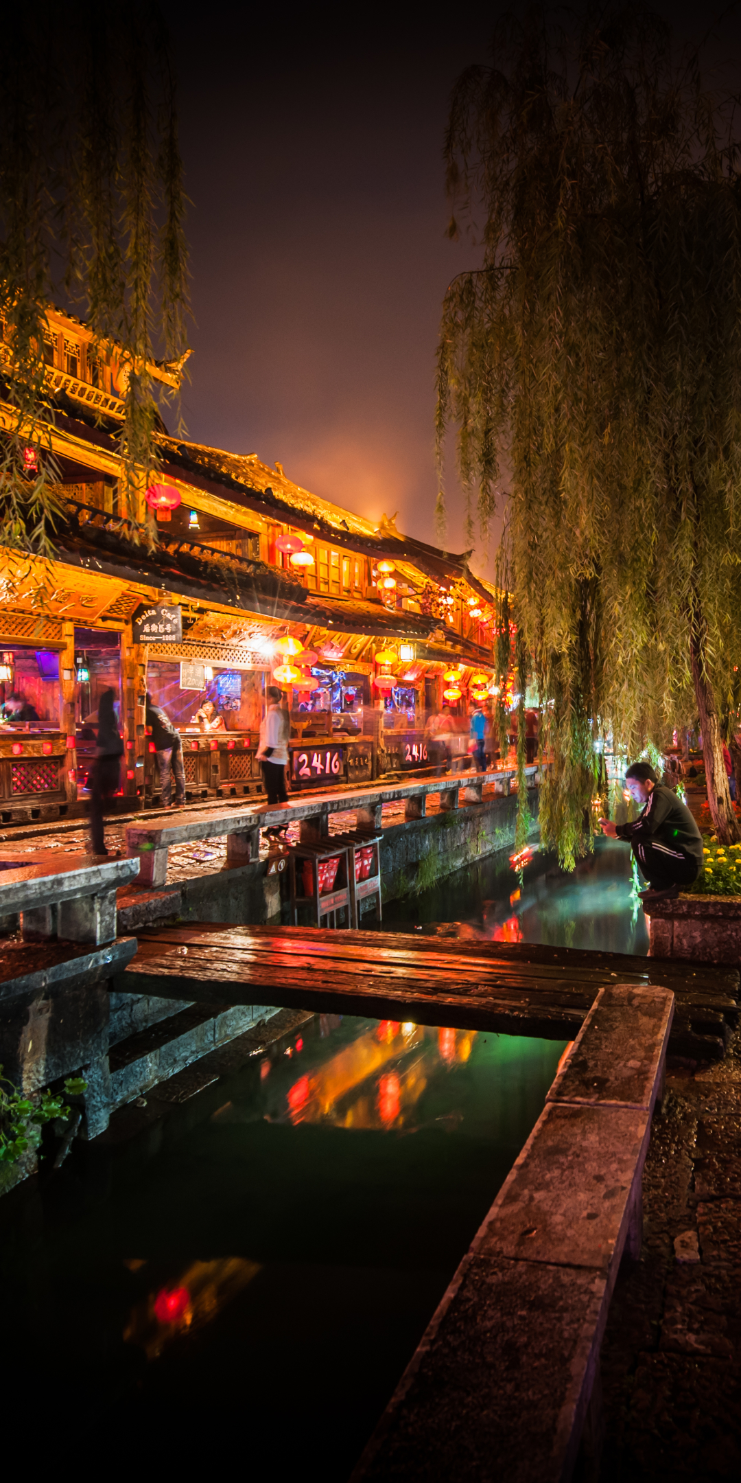 Handy-Wallpaper Städte, China, Nacht, Yunnan, Geschäft, Lijiang, Menschengemacht kostenlos herunterladen.