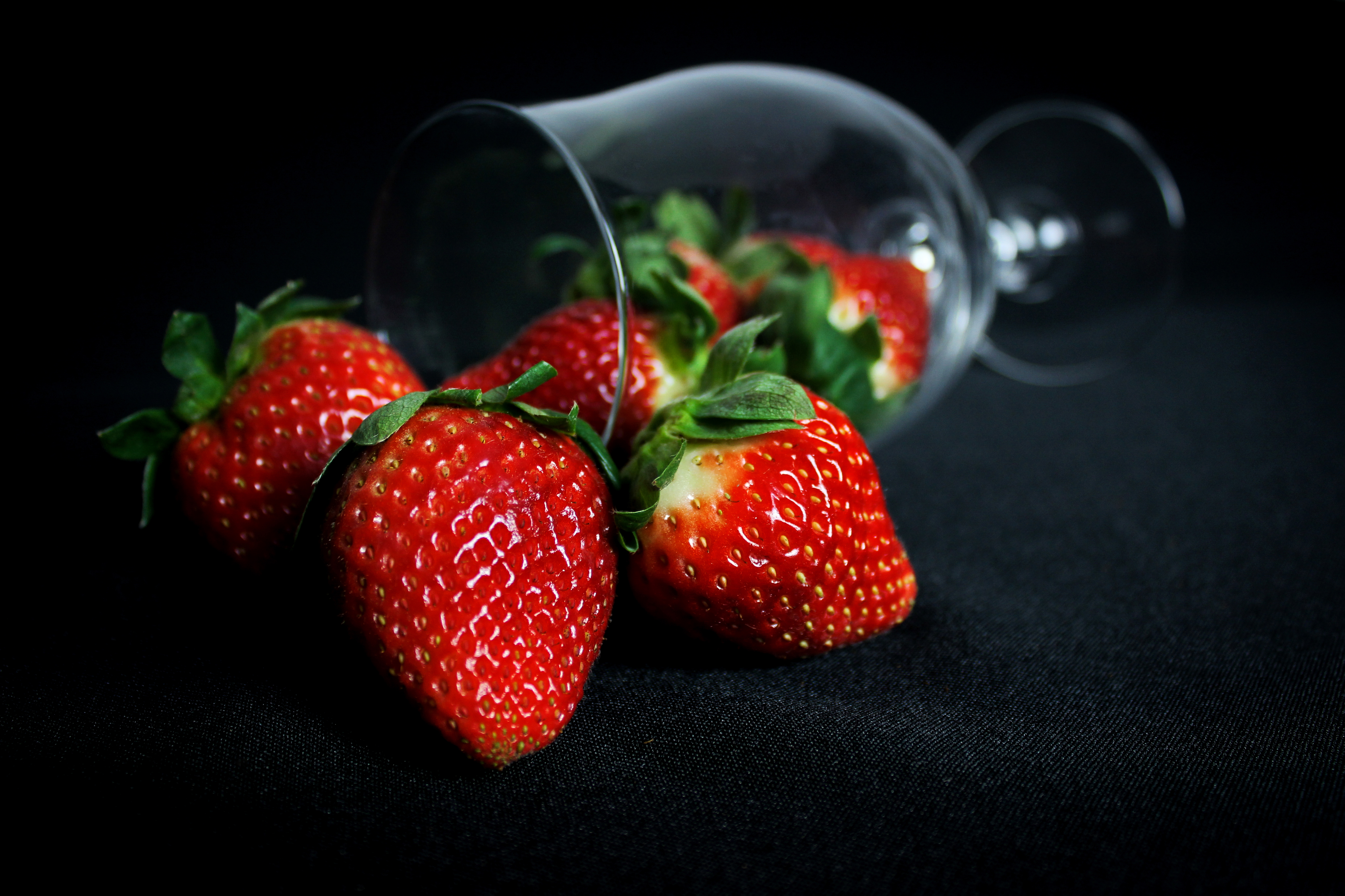 Descarga gratis la imagen Frutas, Fresa, Vidrio, Baya, Fruta, Alimento en el escritorio de tu PC