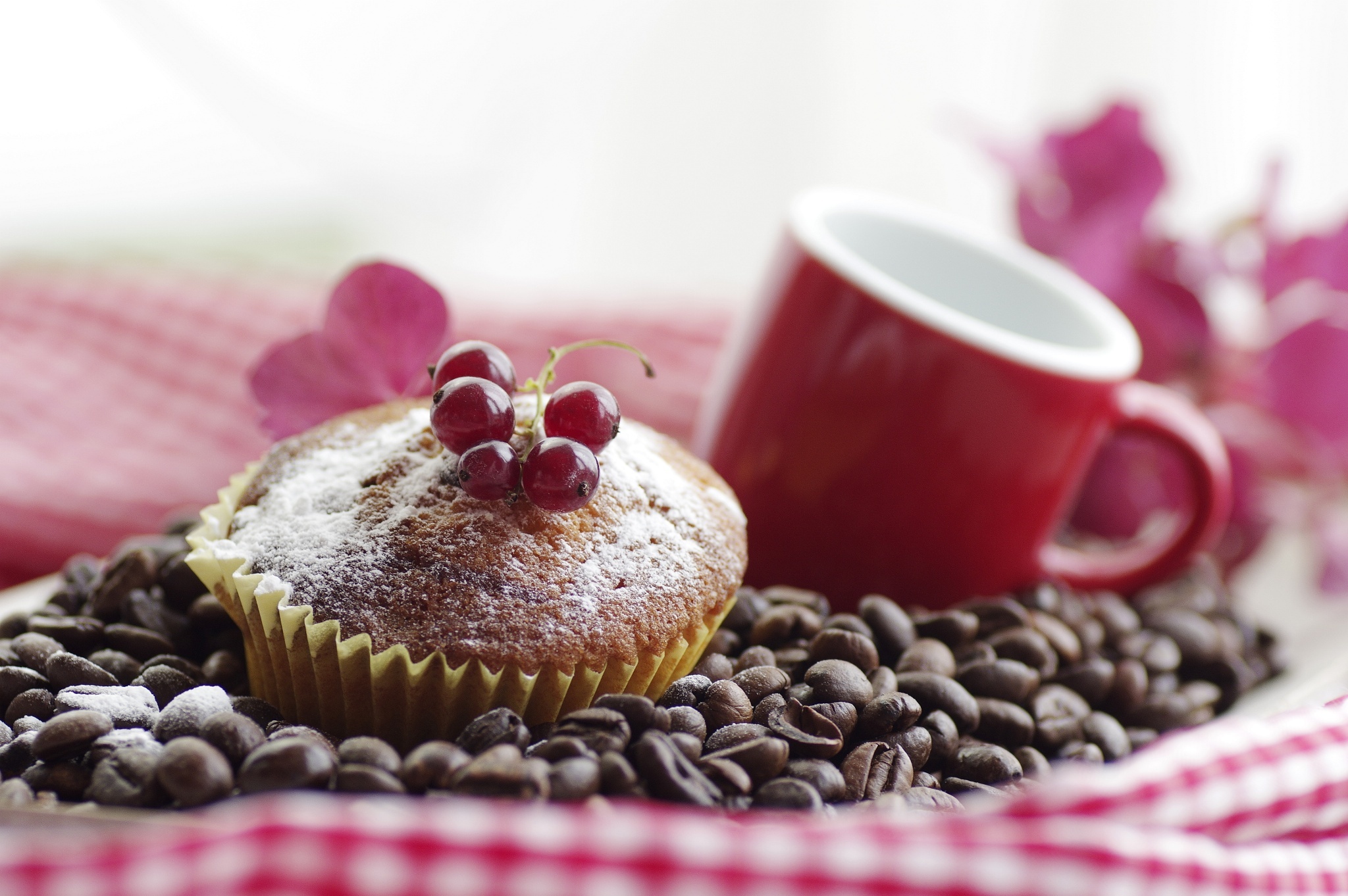 Descarga gratuita de fondo de pantalla para móvil de Taza, Granos De Café, Magdalena, Alimento, Pastelería.