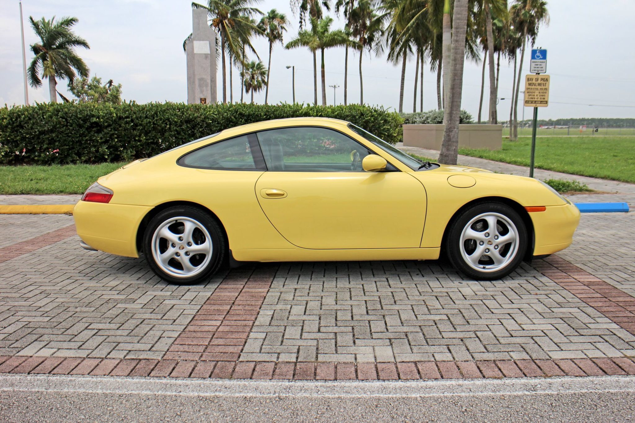 Téléchargez des papiers peints mobile Voitures, Coupé, Vieille Voiture, Véhicules, Porsche 911 Carrera, Voiture Jaune gratuitement.