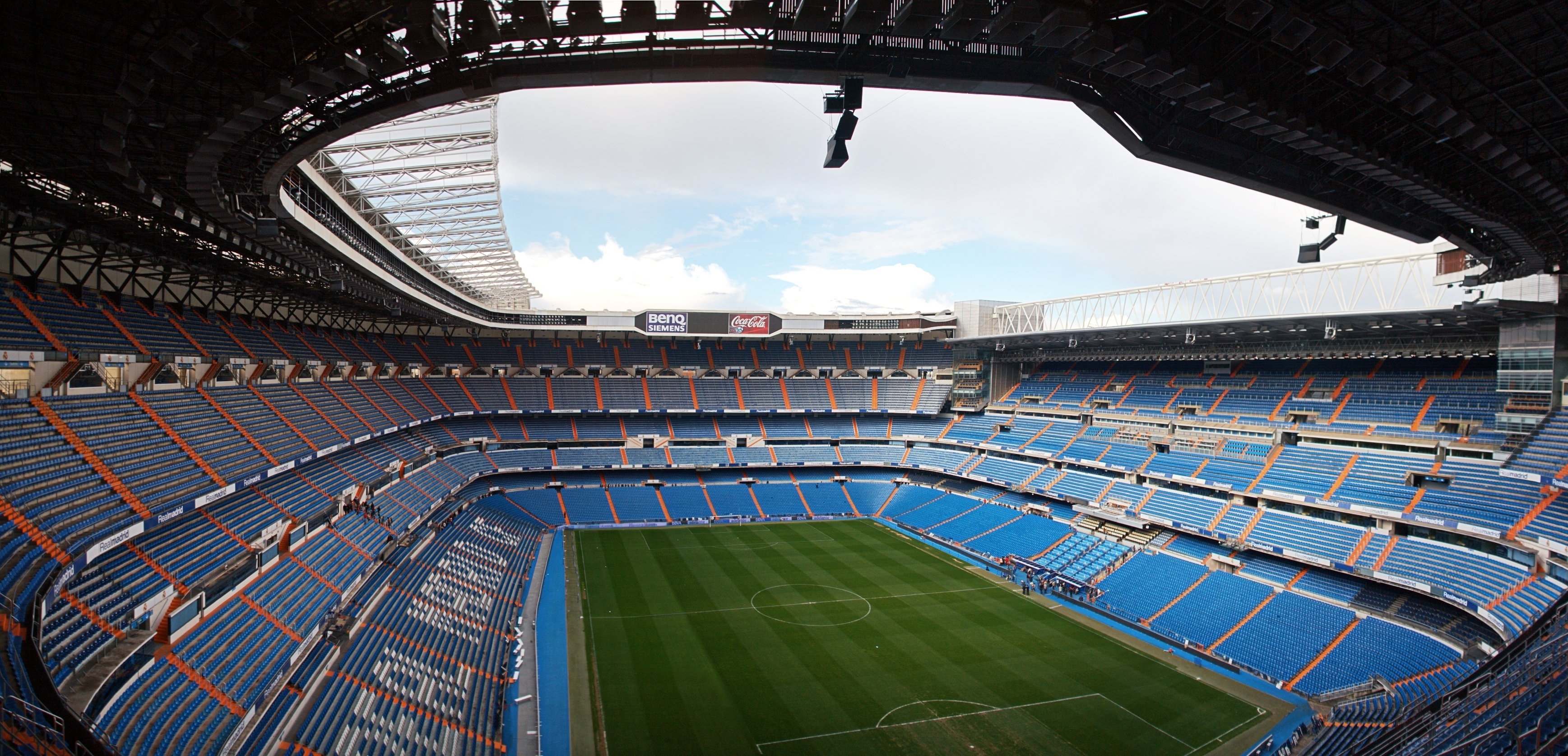 Handy-Wallpaper Sport, Fußball, Real Madrid Cf, Santiago Bernabéu Stadion kostenlos herunterladen.