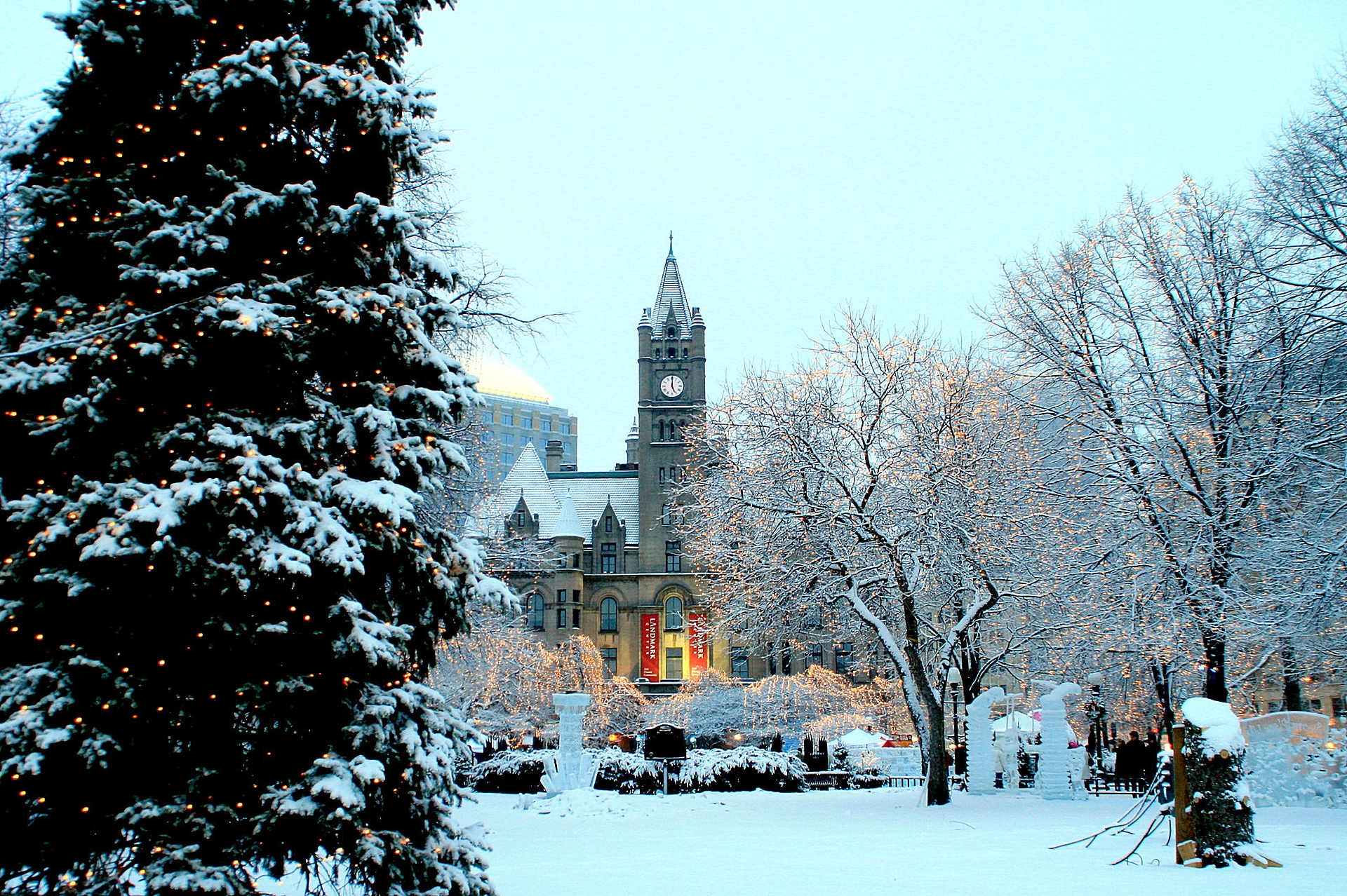 Handy-Wallpaper Winter, Schnee, Stadt, Baum, Kirche, Kirchen, Religiös kostenlos herunterladen.